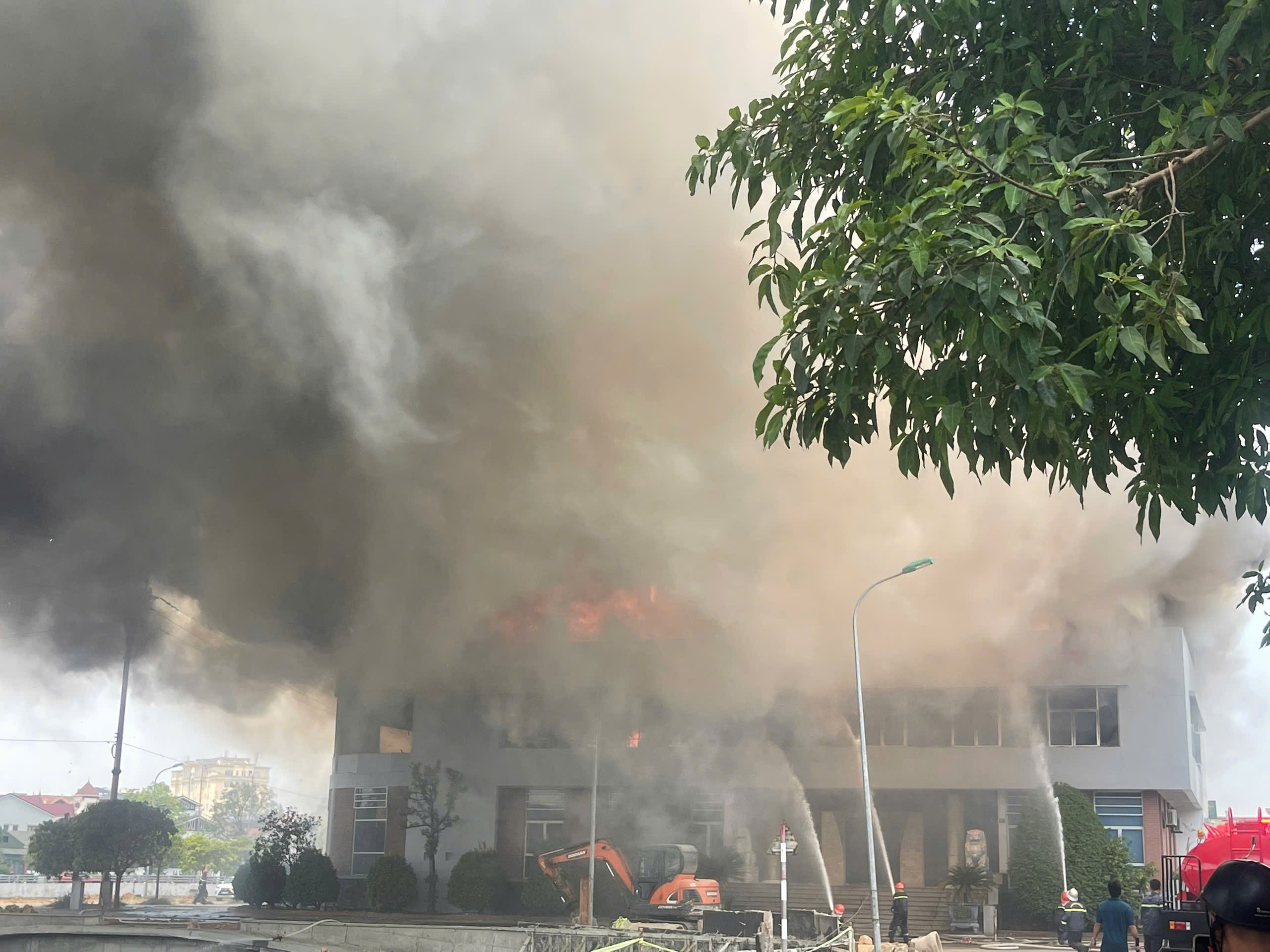 Bà hỏa thiêu rụi cơ sở kinh doanh và chế biến gỗ, ước tính thiệt hại lên đến hàng trăm tỉ đồng - Ảnh 2.