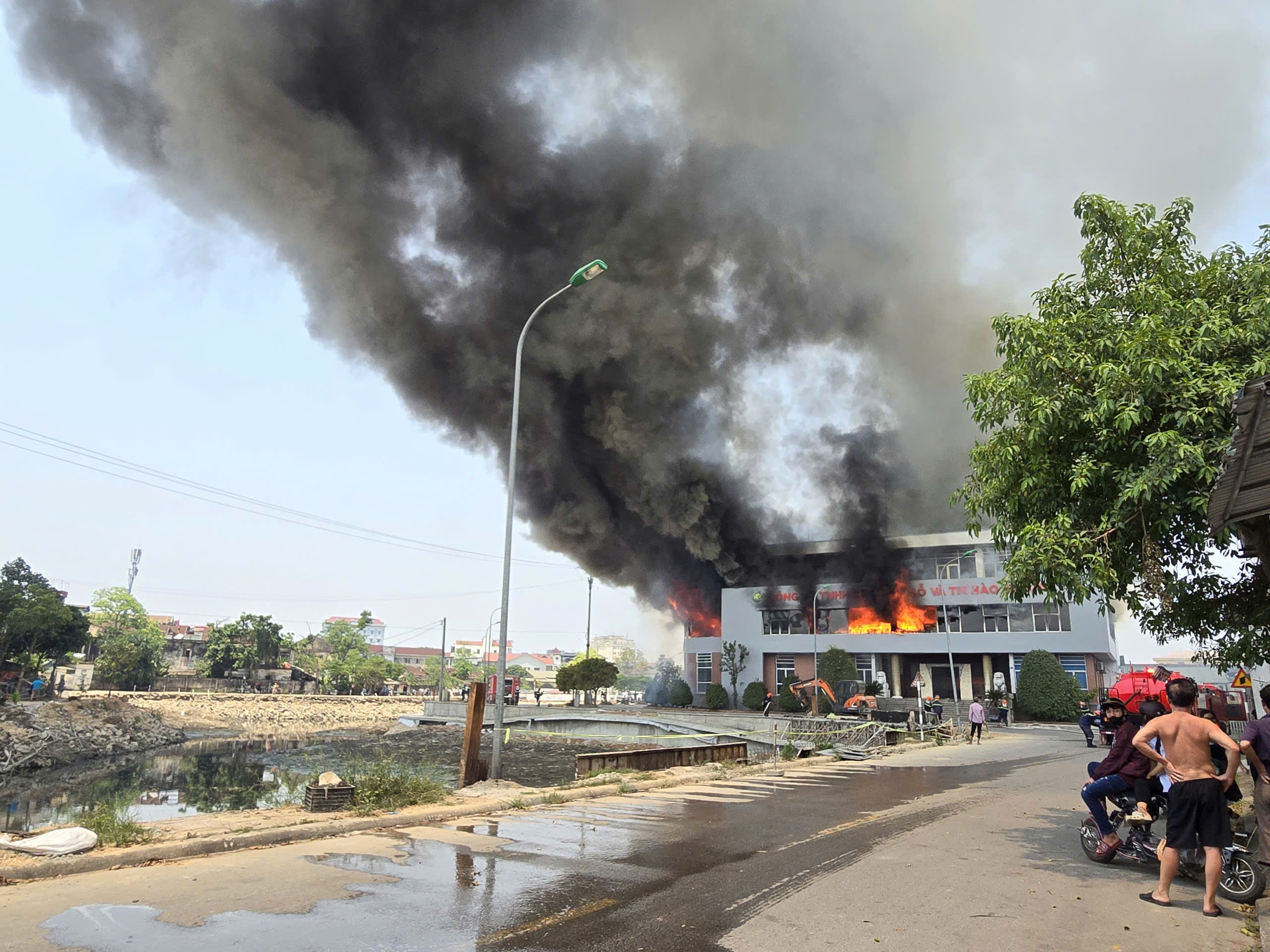 Bà hỏa thiêu rụi cơ sở kinh doanh và chế biến gỗ, ước tính thiệt hại lên đến hàng trăm tỉ đồng - Ảnh 3.