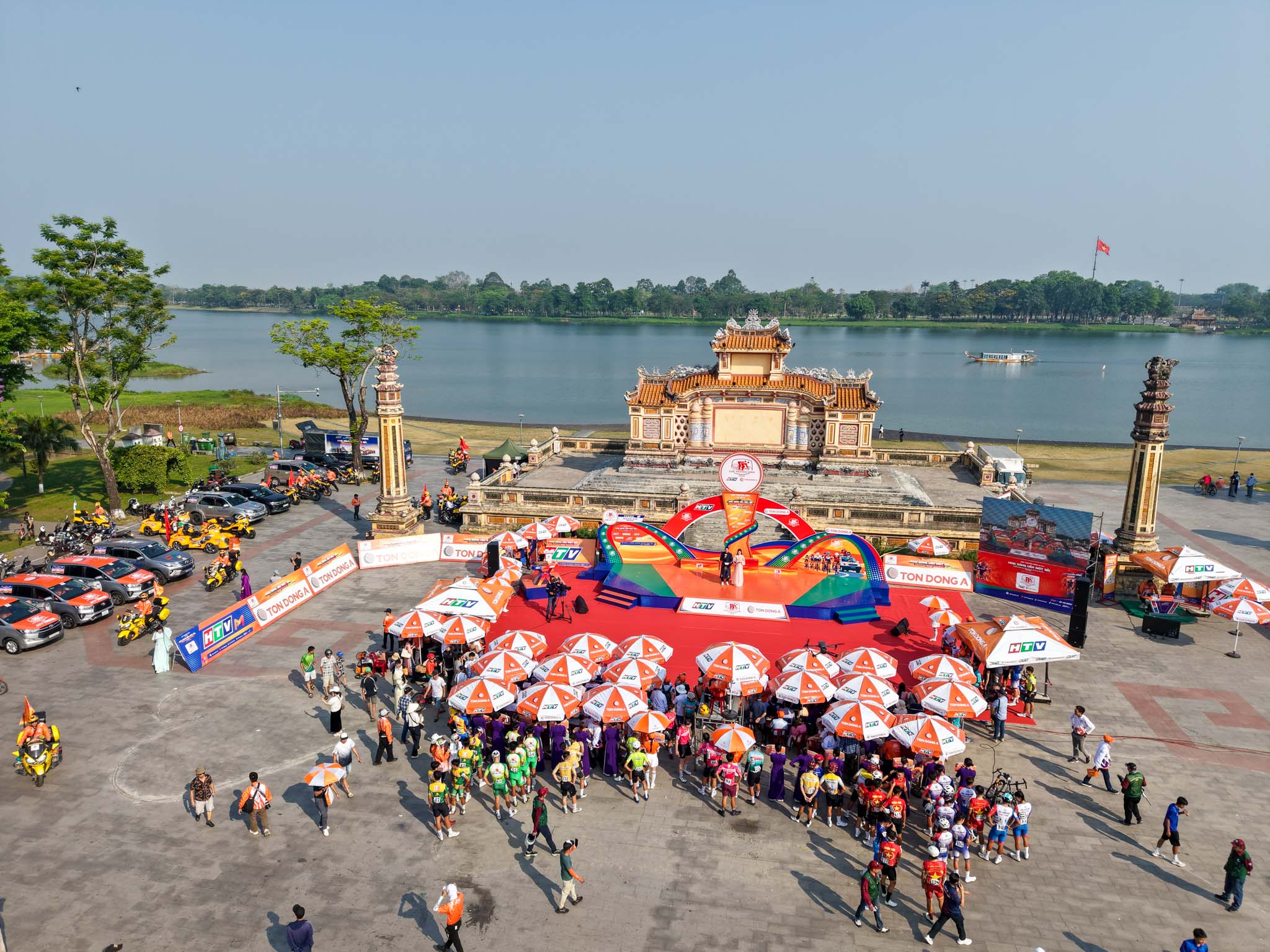 Cuộc đua xe đạp C&uacute;p truyền h&igrave;nh TPHCM 2026: Marchuk Dzianis thắng chặng lần 4, giữ &Aacute;o v&agrave;ng - &Aacute;o xanh - Ảnh 3.