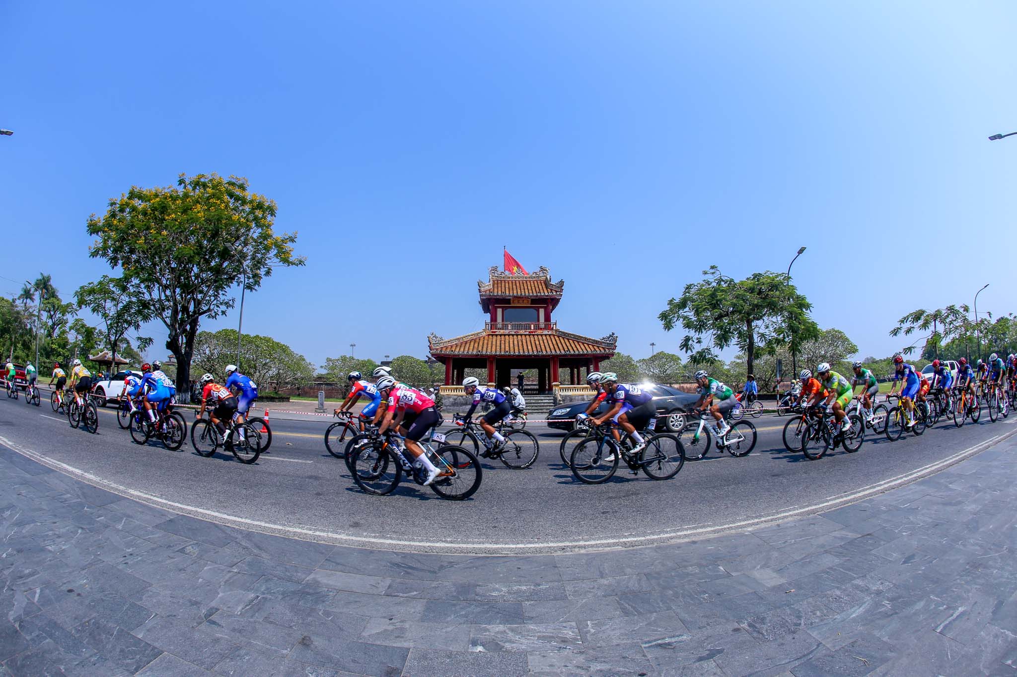 Cuộc đua xe đạp C&uacute;p truyền h&igrave;nh TPHCM 2026: Marchuk Dzianis thắng chặng lần 4, giữ &Aacute;o v&agrave;ng - &Aacute;o xanh - Ảnh 9.