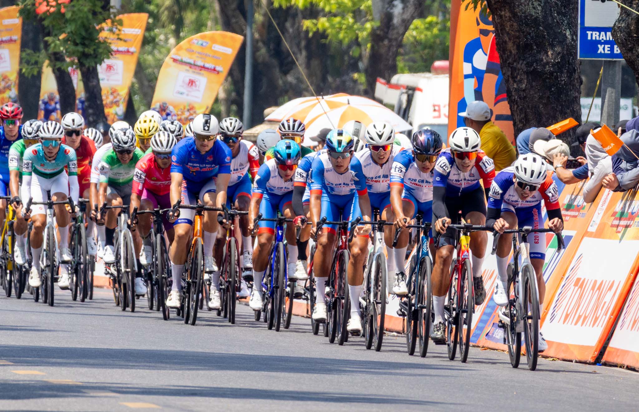 Cuộc đua xe đạp C&uacute;p truyền h&igrave;nh TPHCM 2026: Marchuk Dzianis thắng chặng lần 4, giữ &Aacute;o v&agrave;ng - &Aacute;o xanh - Ảnh 10.