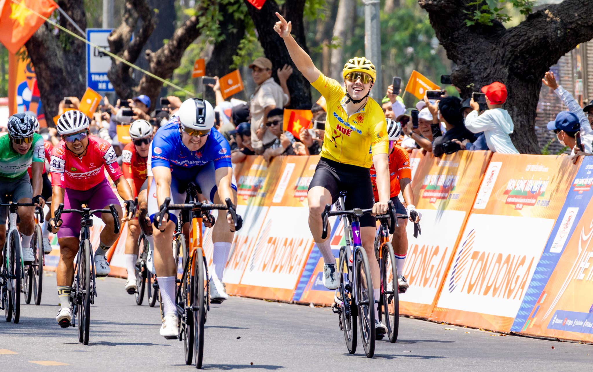 Cuộc đua xe đạp C&uacute;p truyền h&igrave;nh TPHCM 2026: Marchuk Dzianis thắng chặng lần 4, giữ &Aacute;o v&agrave;ng - &Aacute;o xanh - Ảnh 11.