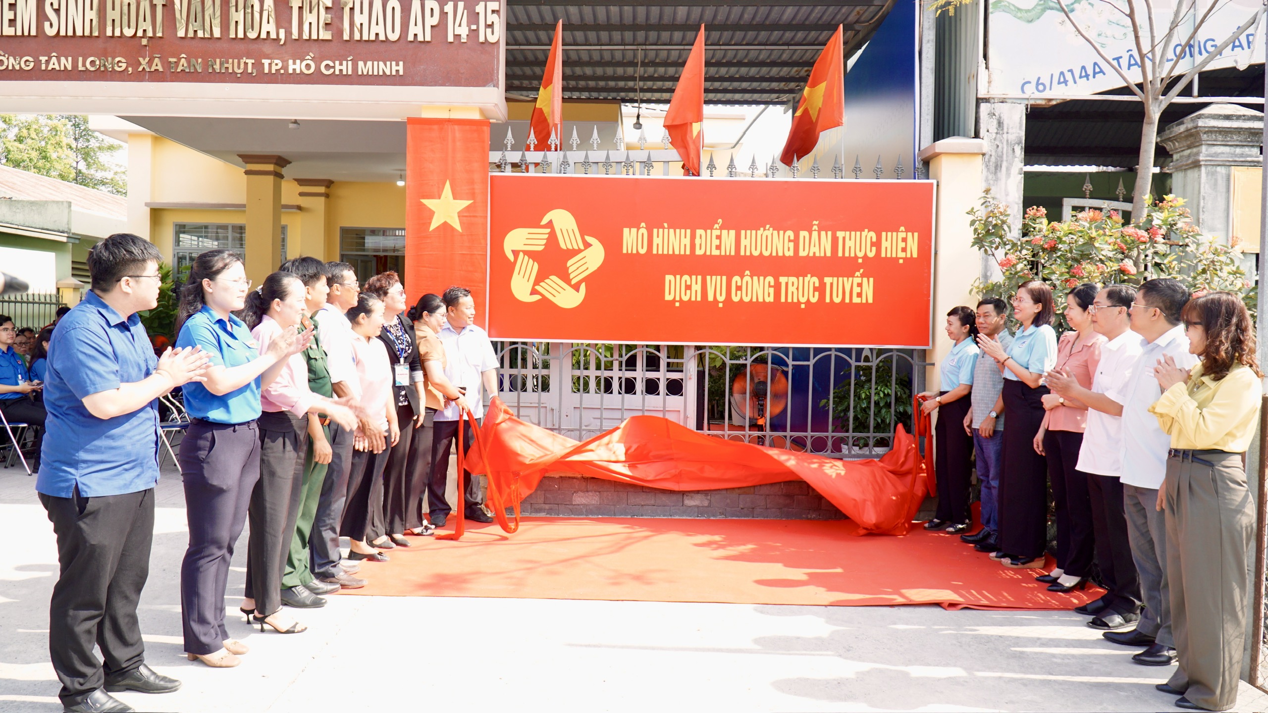 xã Tân Nhựt, TPHCM: Đưa dịch vụ công về tận ấp, người dân tự tin làm hồ sơ trực tuyến - Ảnh 5.