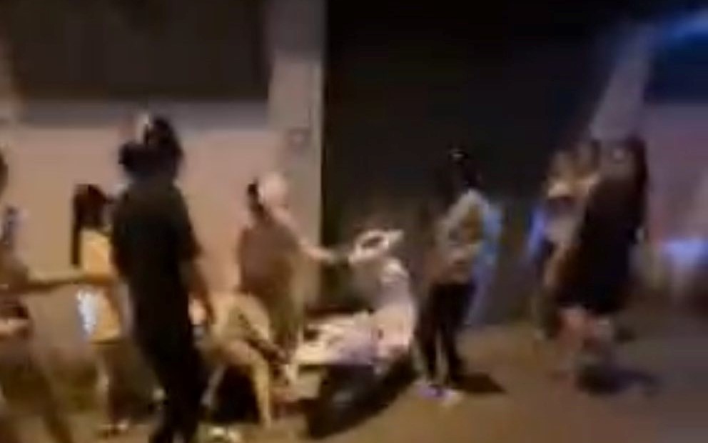 2 nh&oacute;m phụ nữ đ&aacute;nh nhau, nhiều người v&acirc;y quanh quay clip: Hẹn nhau giải quyết m&acirc;u thuẫn - Ảnh 4.