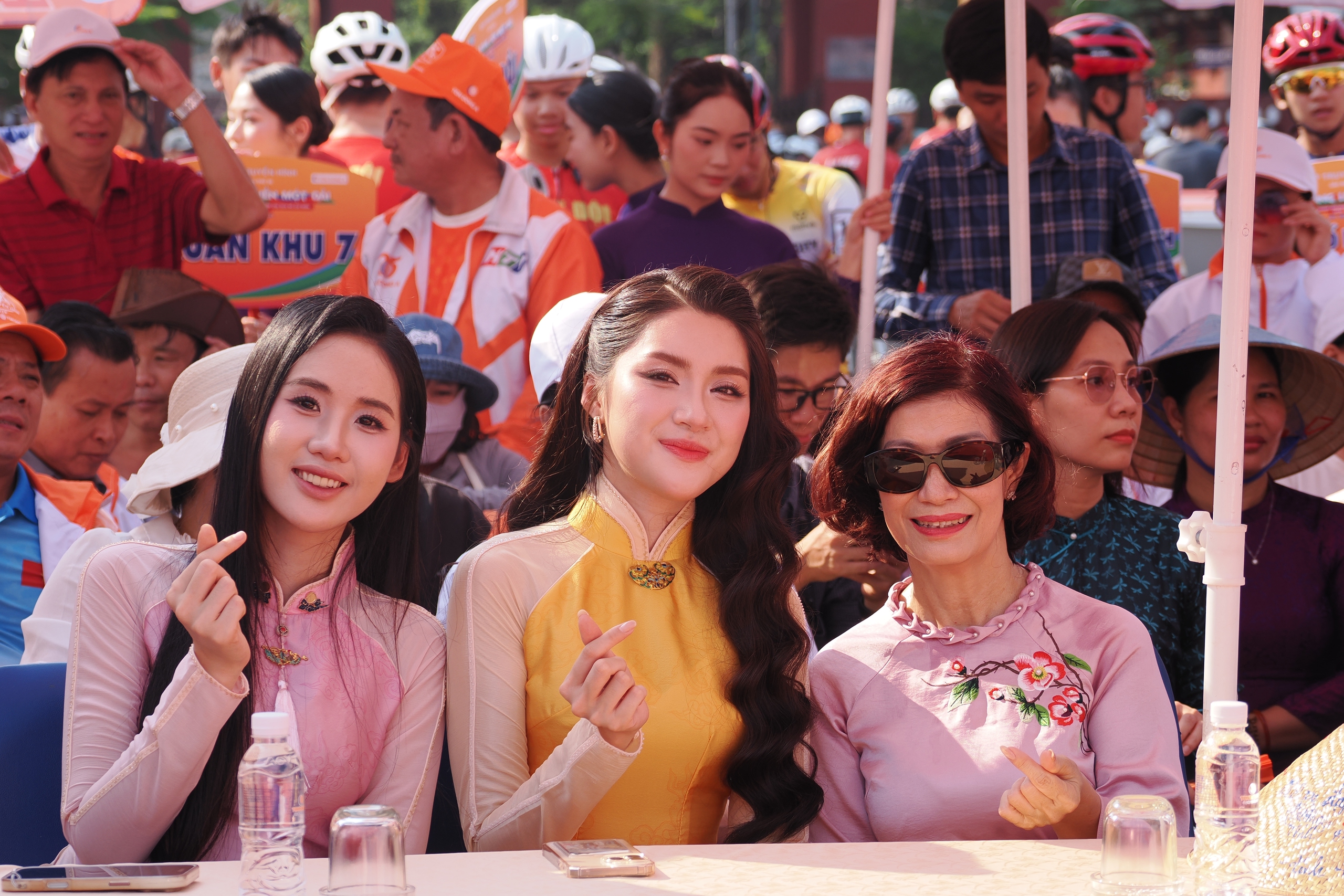 Cuộc đua xe đạp C&uacute;p truyền h&igrave;nh TPHCM 2026: Marchuk Dzianis thắng chặng lần 4, giữ &Aacute;o v&agrave;ng - &Aacute;o xanh - Ảnh 5.