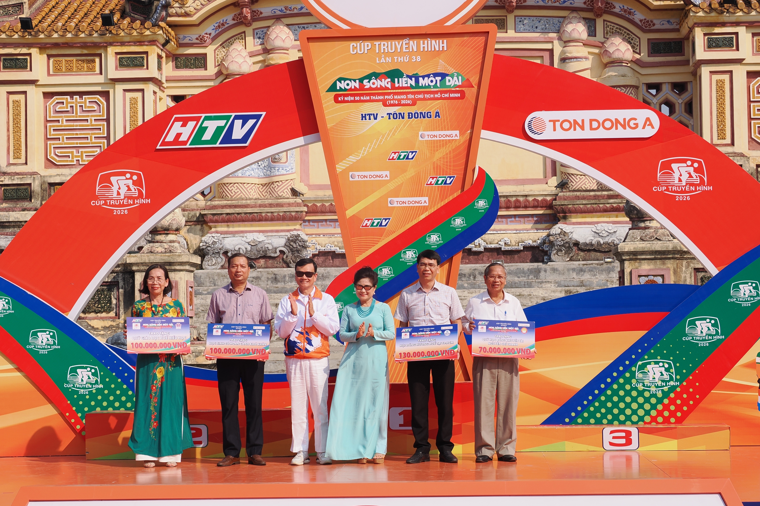 Cuộc đua xe đạp C&uacute;p truyền h&igrave;nh TPHCM 2026: Marchuk Dzianis thắng chặng lần 4, giữ &Aacute;o v&agrave;ng - &Aacute;o xanh - Ảnh 7.