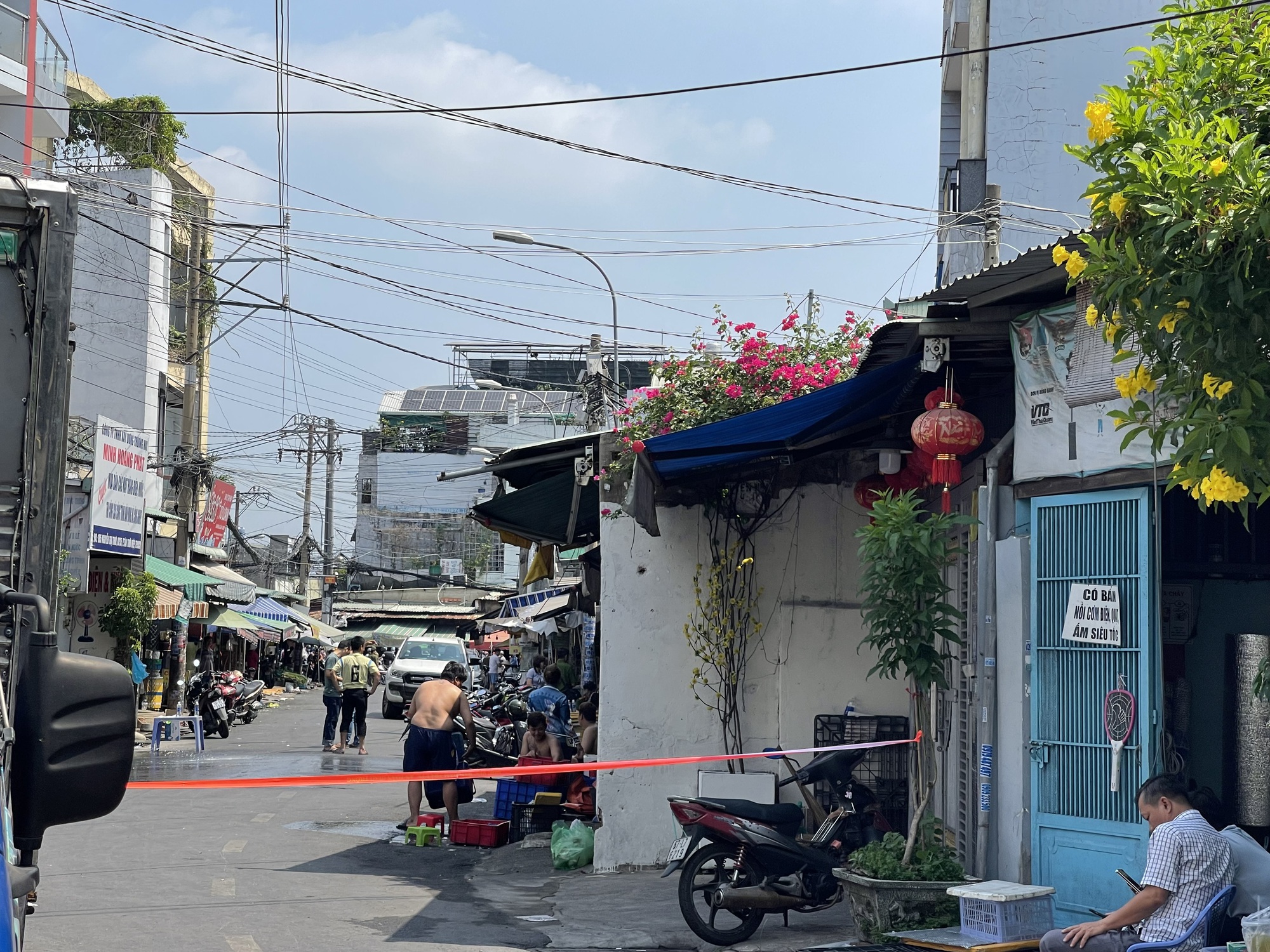 Vụ cháy nhà trọ ở TPHCM: 2 Người chết , 5 người bị thương trong thảm kịch - Ảnh 1.