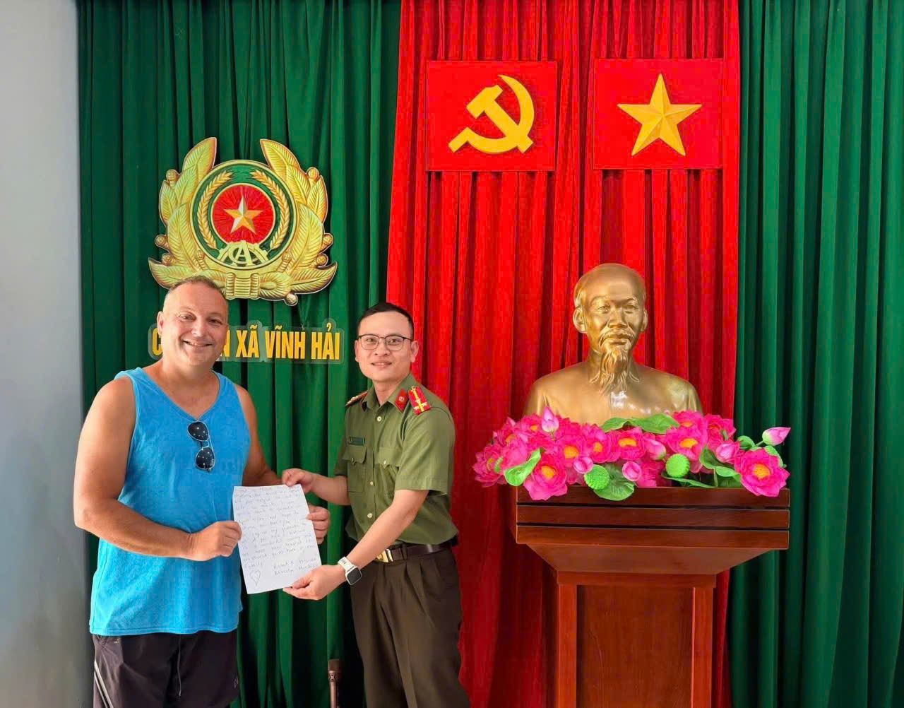 Du khách Canada trở lại Khánh Hòa trao thư cảm ơn Công an xã Vĩnh Hải - Ảnh 2.