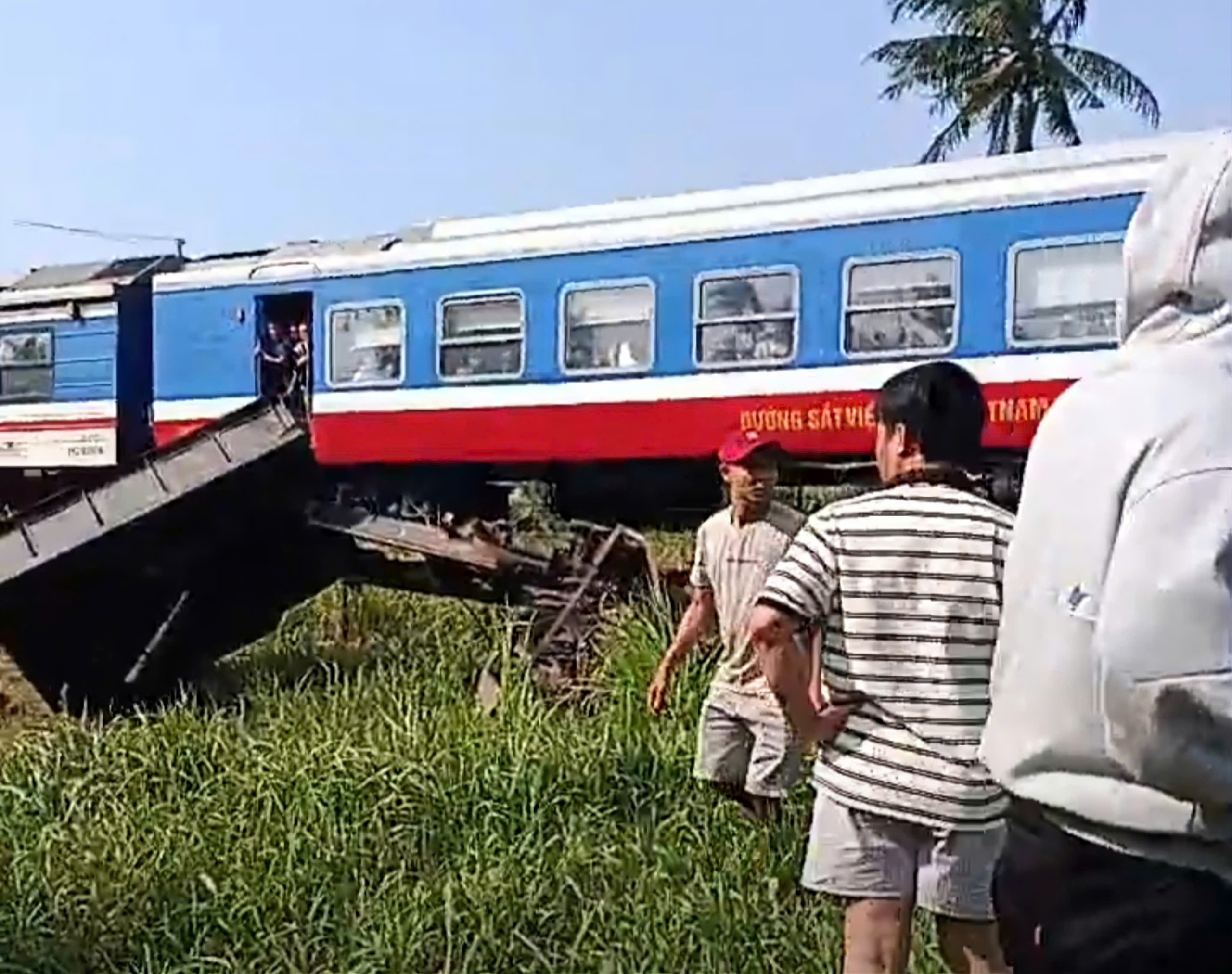 Tàu hỏa SE9 tông xe công nông , 3 người thương vong tại Đắk Lắk - Ảnh 1.