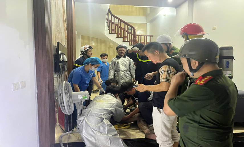 Giải cứu 5 người trong vụ cháy Hà Nội tại ngôi nhà 6 tầng lúc nửa đêm - Ảnh 5.