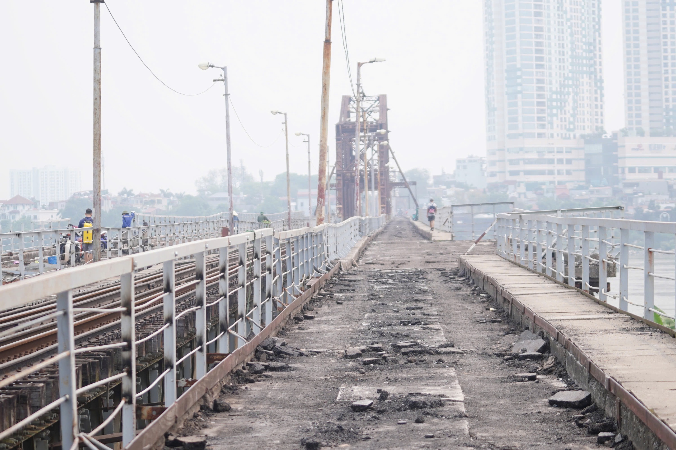 Cận cảnh sửa chữa cầu Long Bi&ecirc;n - Ảnh 2.