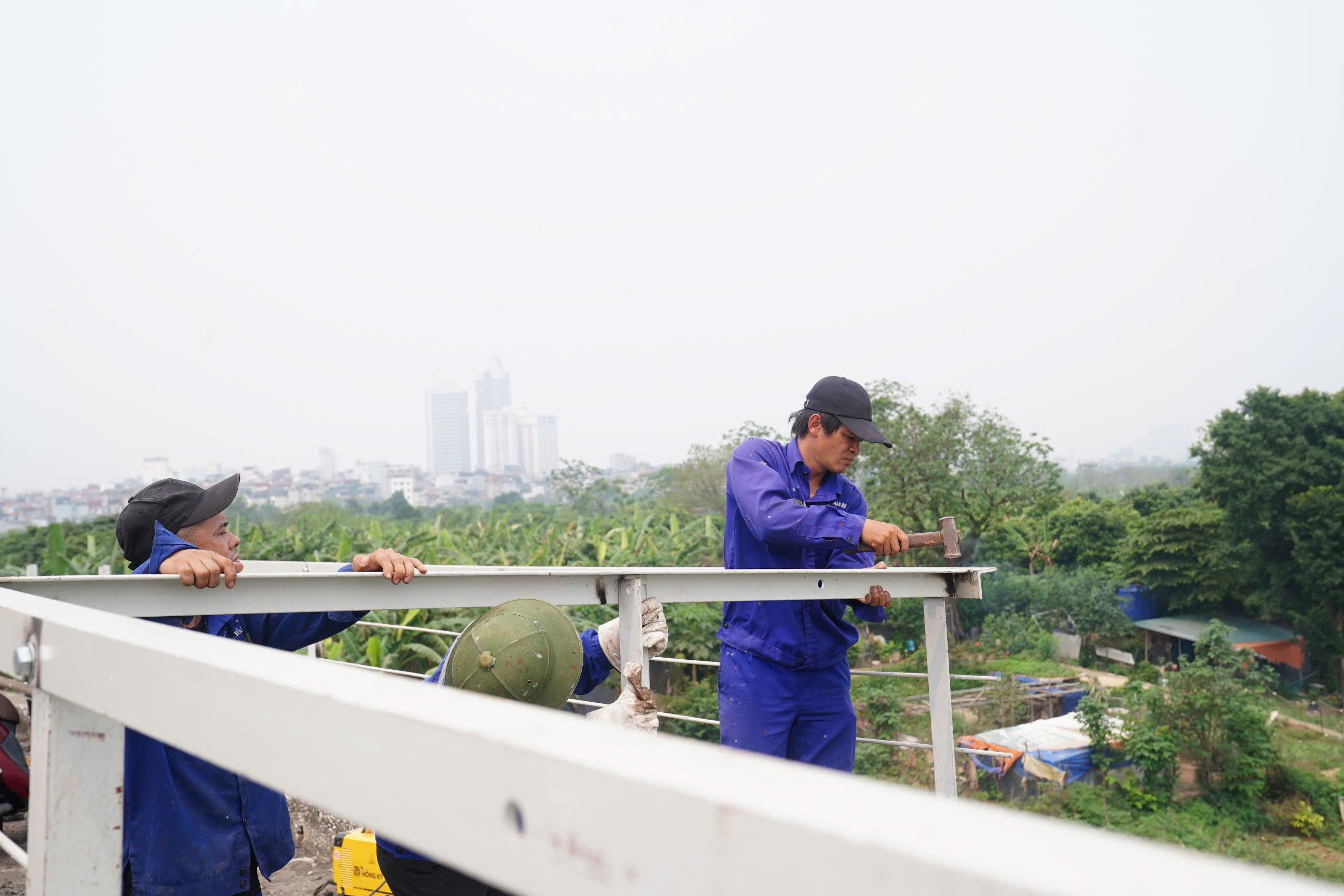 Cận cảnh sửa chữa cầu Long Bi&ecirc;n - Ảnh 10.