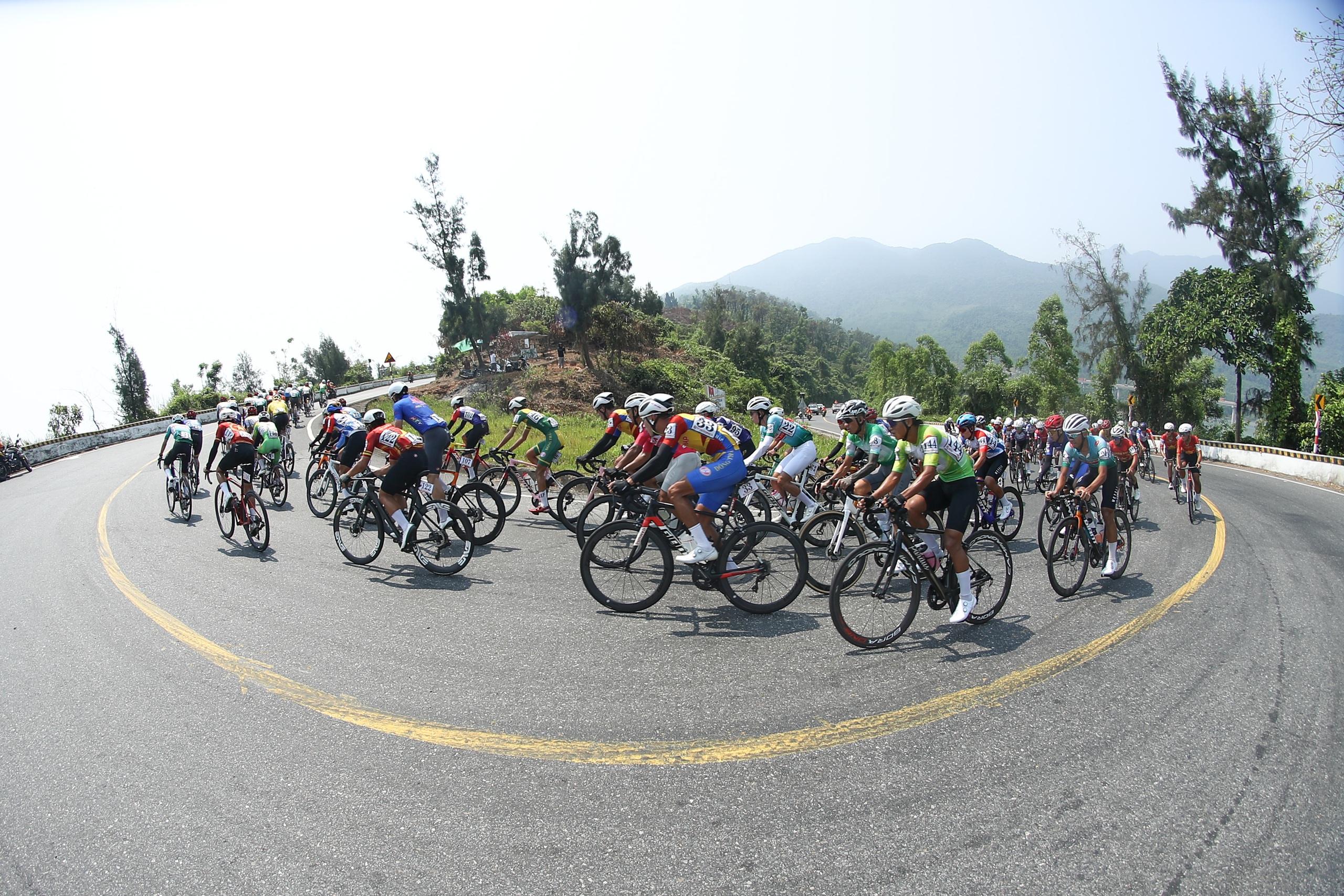 Căng thẳng tr&ecirc;n đ&egrave;o Hải V&acirc;n: &Aacute;o v&agrave;ng - xanh - chấm đỏ đổi chủ sau chặng 10 C&uacute;p truyền h&igrave;nh  - Ảnh 1.