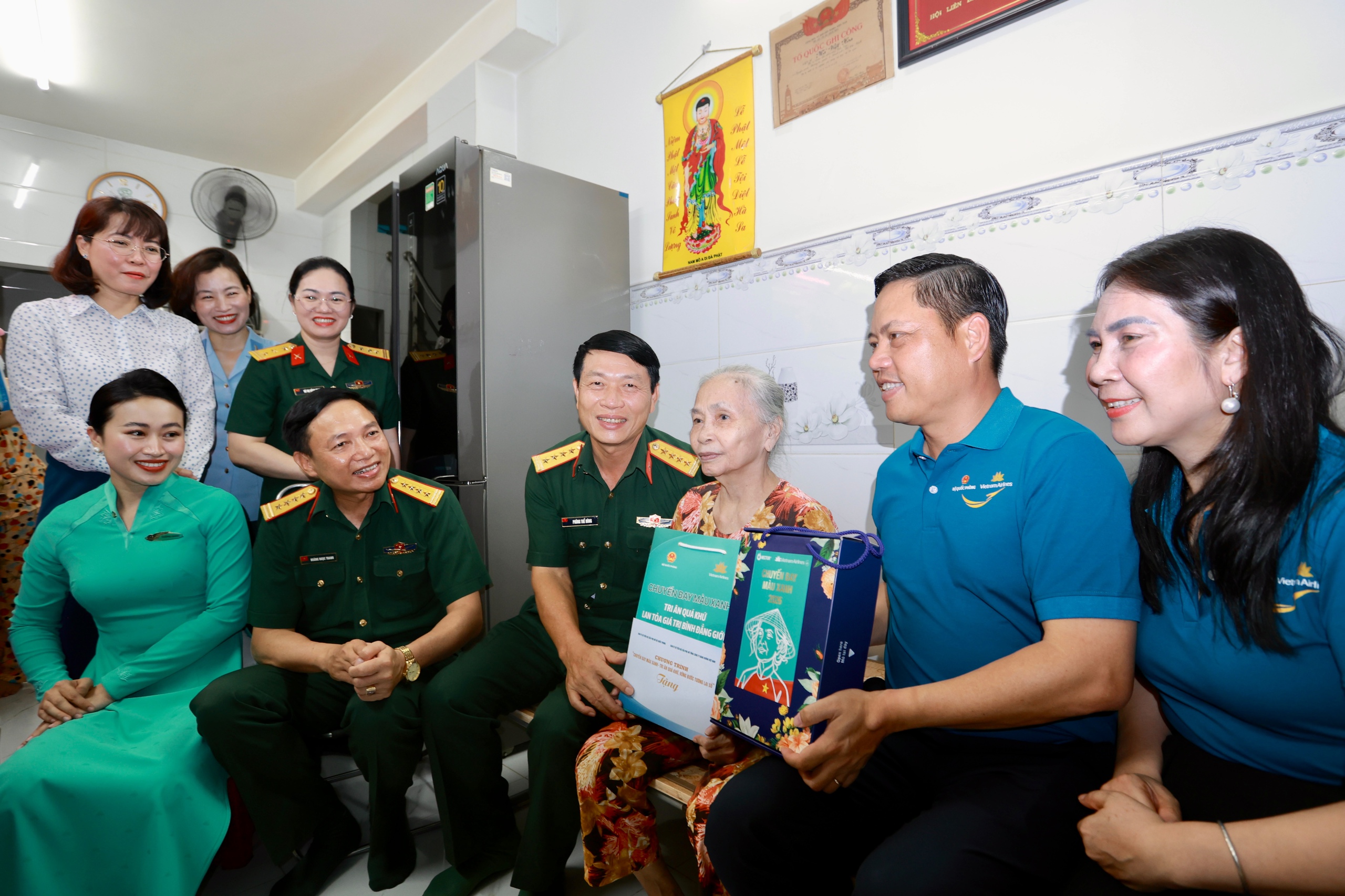 “Chuyến bay màu xanh”: Thăm, tặng quà người có công với cách mạng tại TPHCM - Ảnh 10.