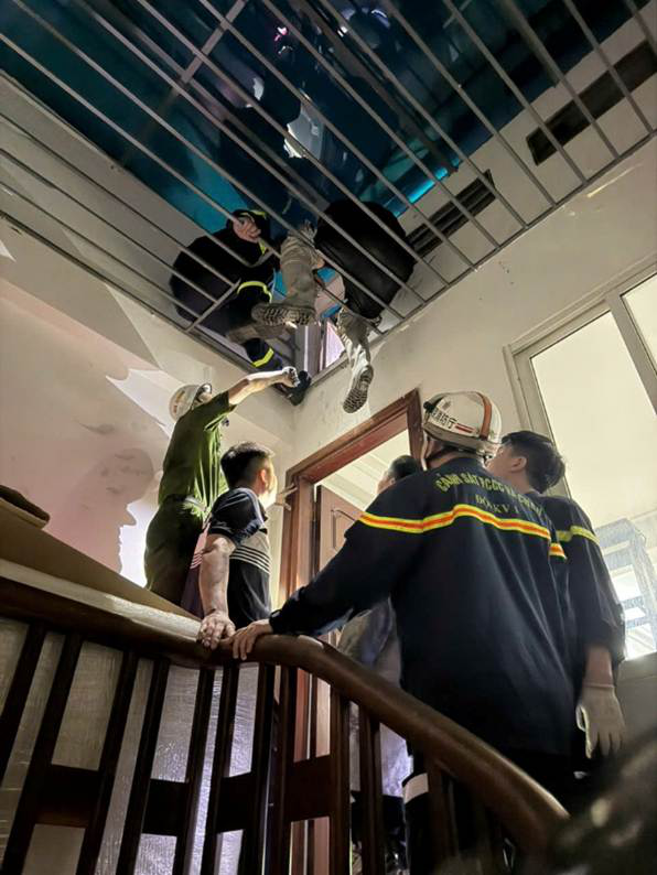 Giải cứu 5 người trong vụ cháy Hà Nội tại ngôi nhà 6 tầng lúc nửa đêm - Ảnh 2. Giải cứu 5 người trong vụ cháy Hà Nội tại ngôi nhà 6 tầng lúc nửa đêm - Ảnh 2.