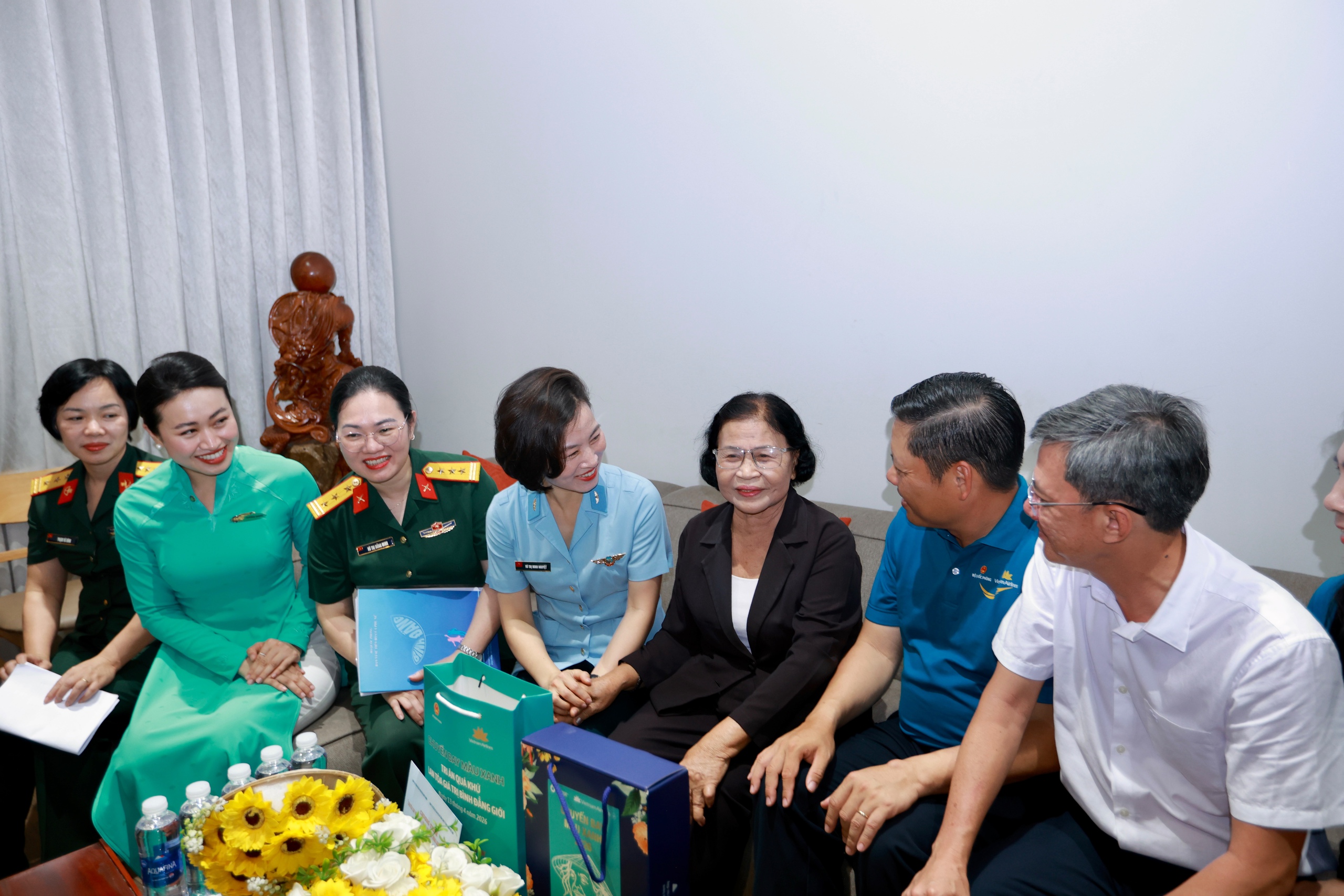 “Chuyến bay màu xanh”: Thăm, tặng quà người có công với cách mạng tại TPHCM - Ảnh 8.