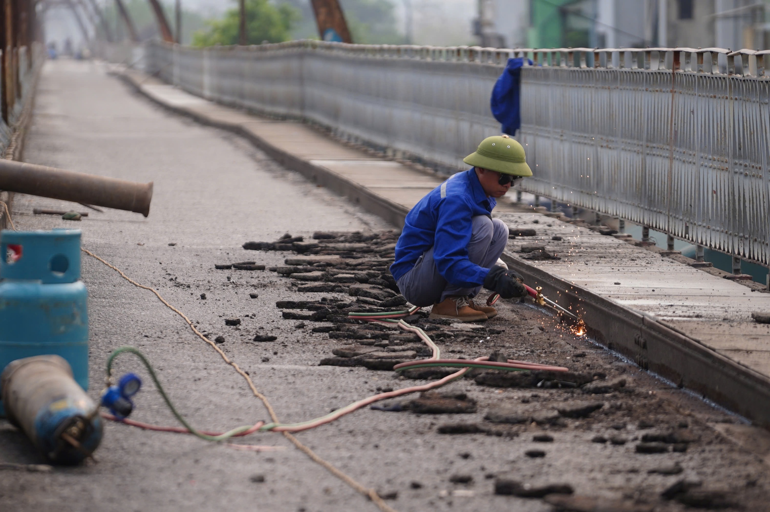Cận cảnh sửa chữa cầu Long Bi&ecirc;n - Ảnh 7.