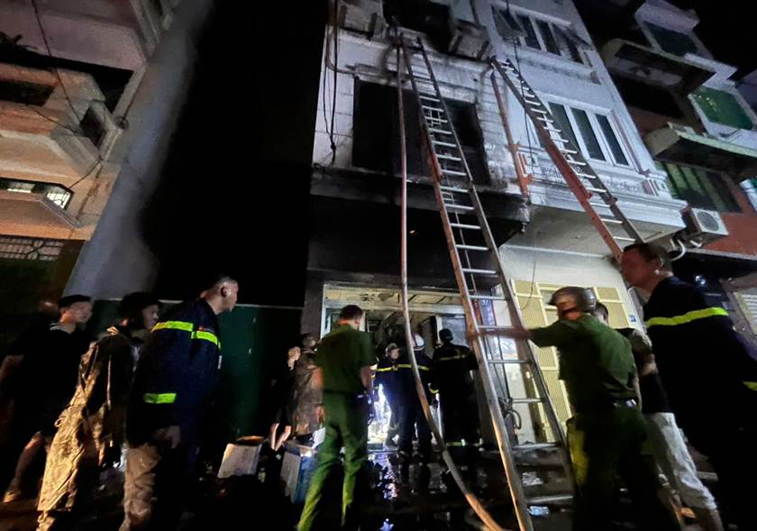 Giải cứu 5 người trong vụ cháy Hà Nội tại ngôi nhà 6 tầng lúc nửa đêm - Ảnh 1.