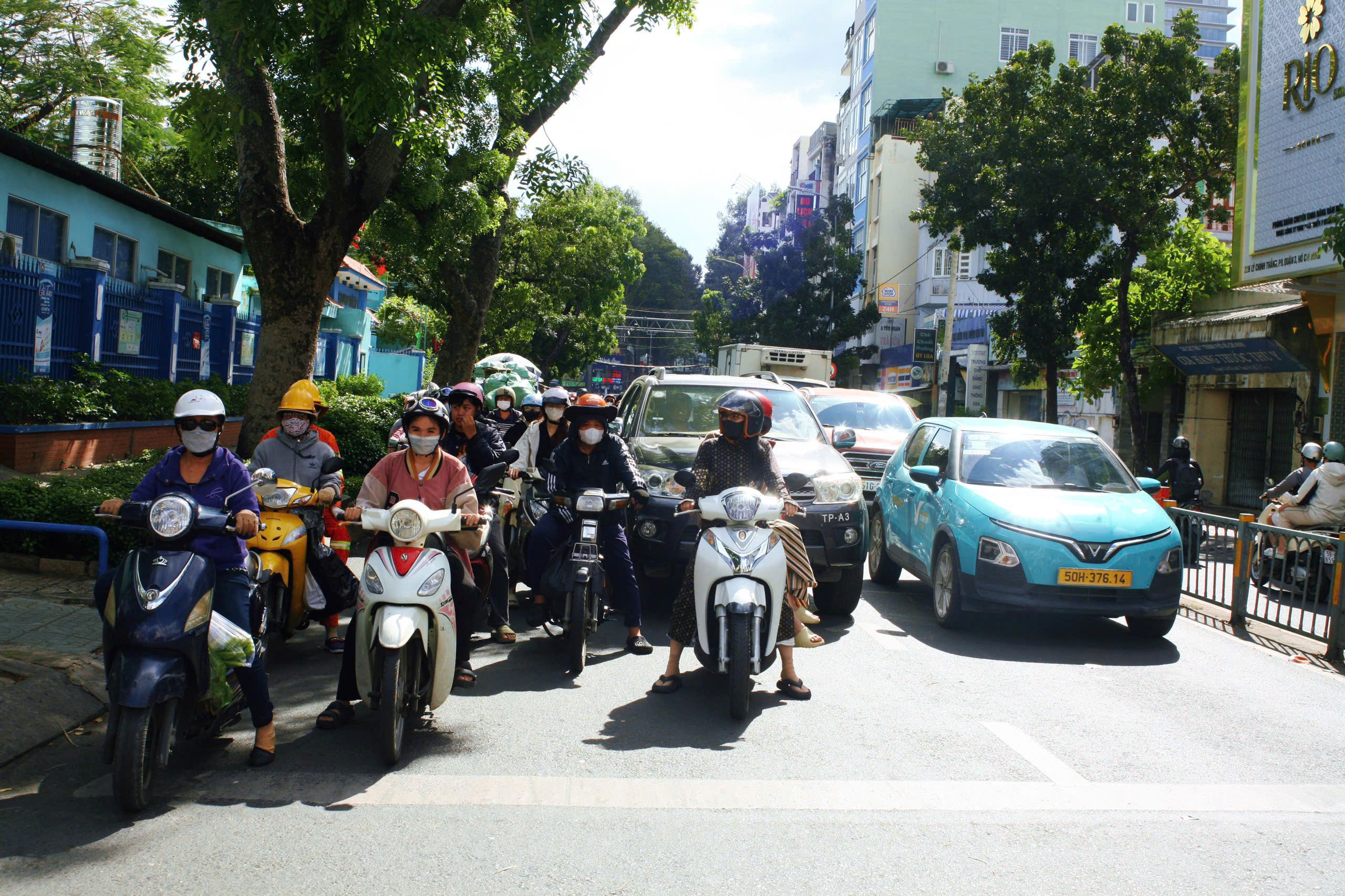 Dự báo thời tiết hôm nay, 13-4: TPHCM và Nam Bộ duy trì nắng nóng - Ảnh 1.