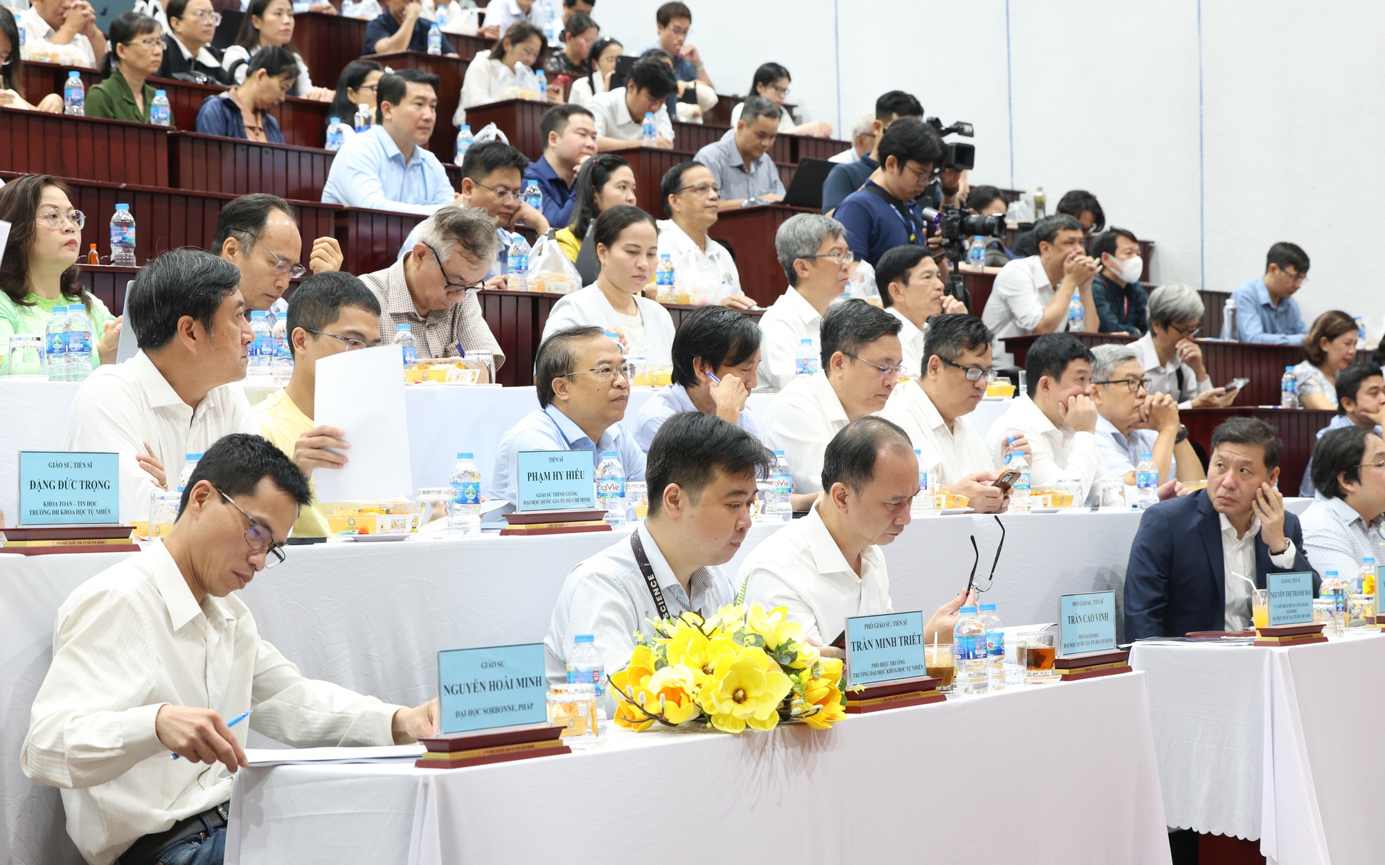 Biến rác thành “sàn diễn”: Học sinh Nguyễn Trãi gây sốt với thời trang tái chế - Ảnh 3.