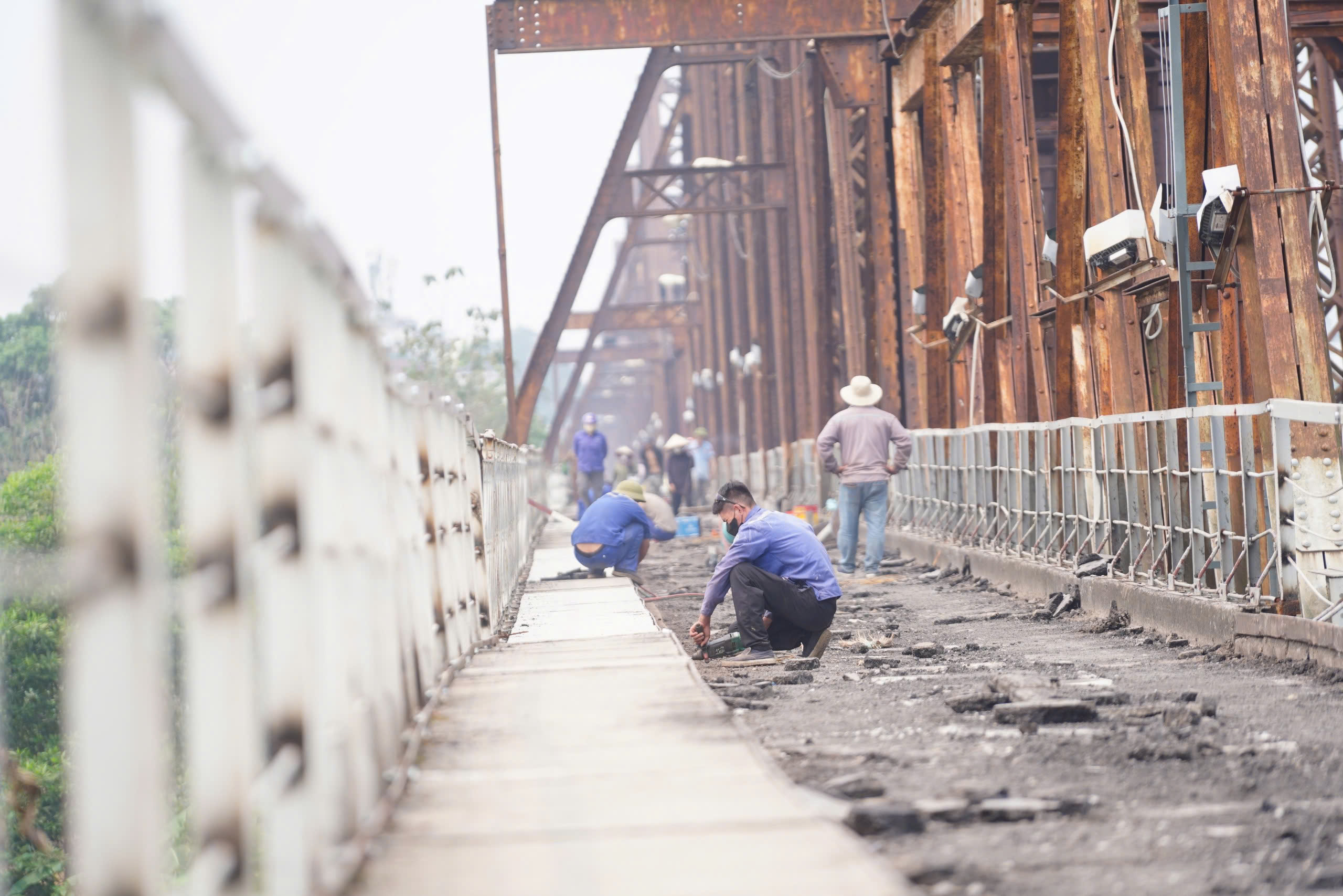 Cận cảnh sửa chữa cầu Long Bi&ecirc;n - Ảnh 5.