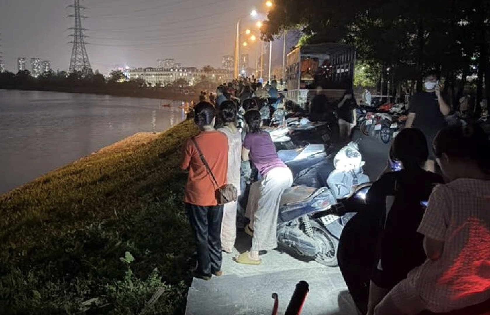 Hai thiếu niên đuối nước thương tâm tại hồ Yên Sở đêm 12 - 4 - Ảnh 1.