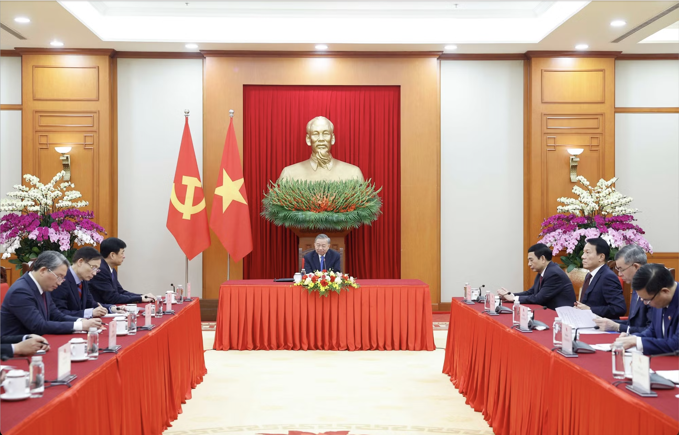 Tổng B&iacute; thư, Chủ tịch nước T&ocirc; L&acirc;m điện đ&agrave;m với Thủ tướng Nhật Bản - Ảnh 1.