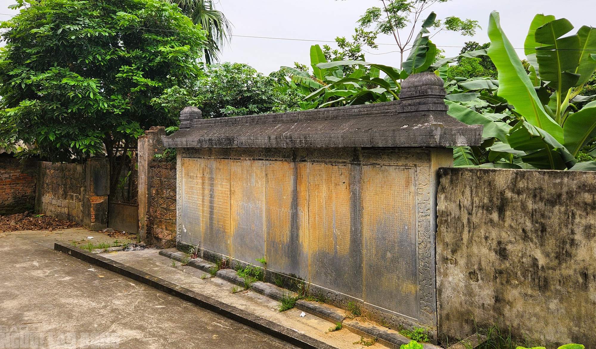 Tin mới về tấm bia cổ hơn 300 năm ở Thanh Hóa thành tường rào nhà dân - Ảnh 2.