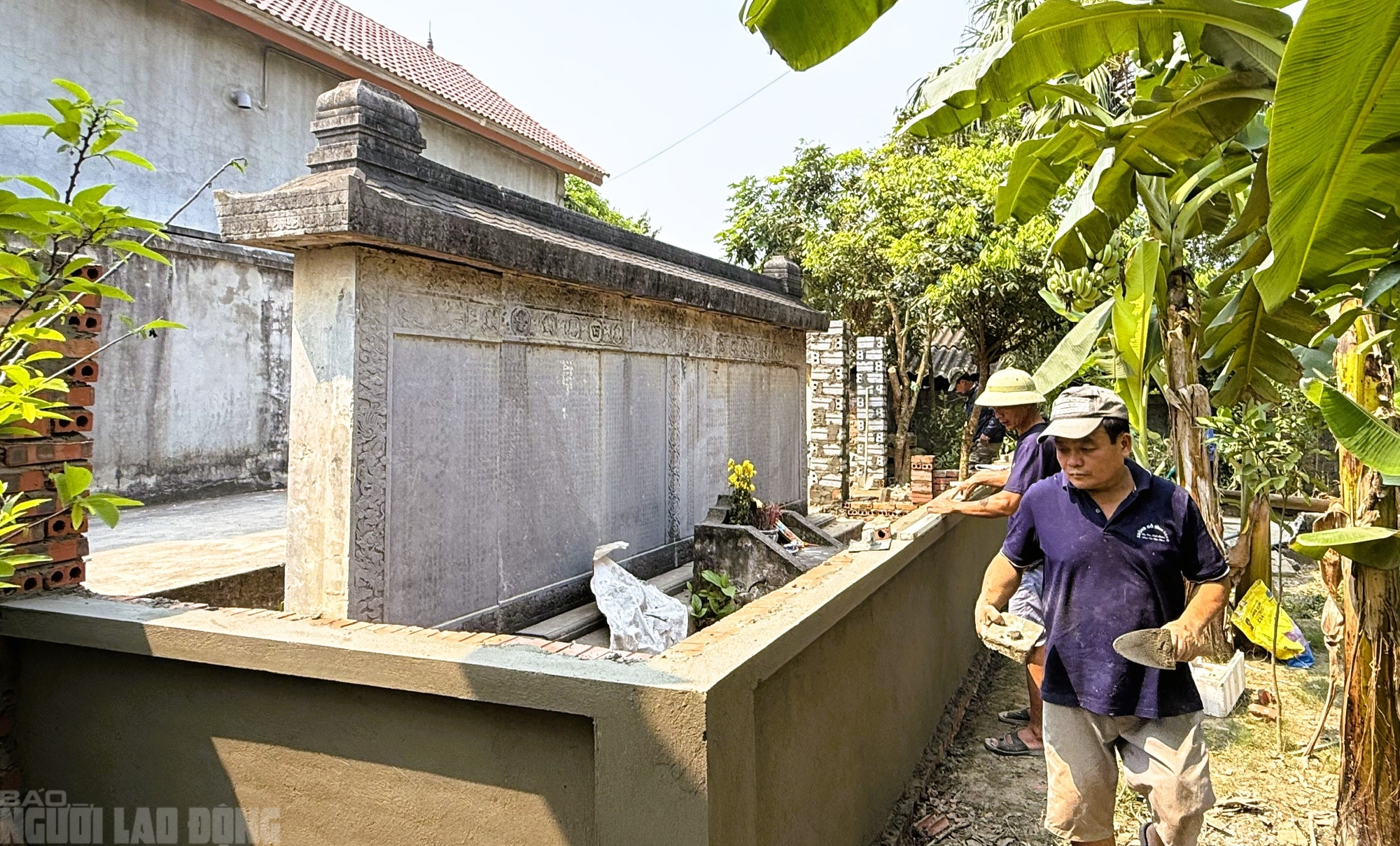 Tin mới về tấm bia cổ hơn 300 năm ở Thanh Hóa thành tường rào nhà dân - Ảnh 3.