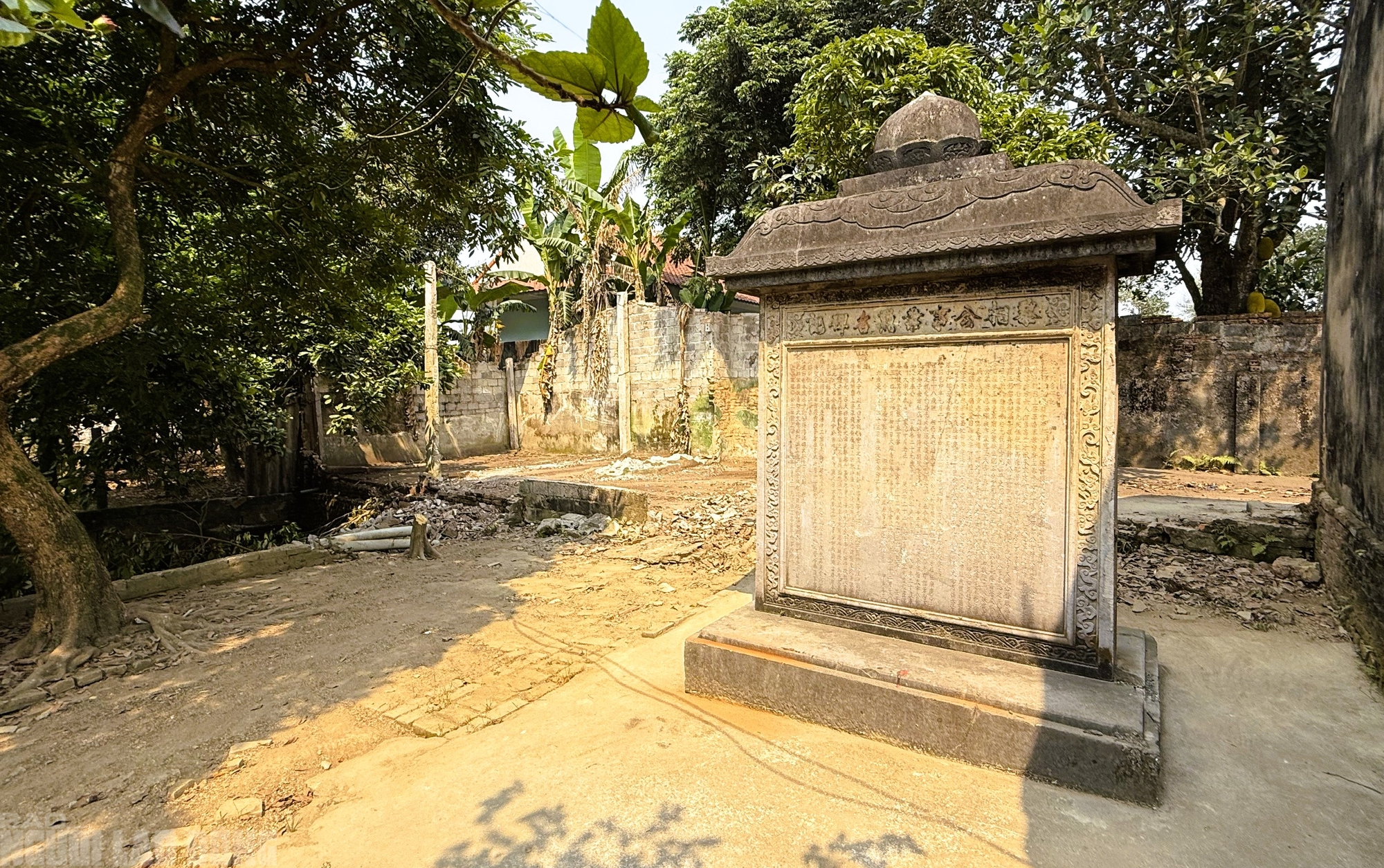 Tin mới về tấm bia cổ hơn 300 năm ở Thanh Hóa thành tường rào nhà dân - Ảnh 4.