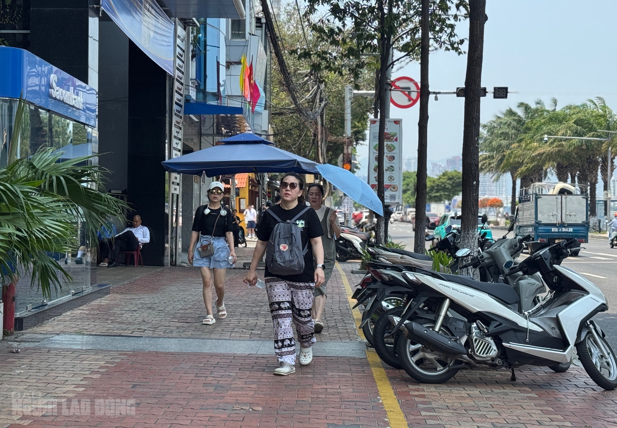 Vỉa h&egrave; Đ&agrave; Nẵng 2026: Nơi th&ocirc;ng tho&aacute;ng v&agrave; t&igrave;nh trạng lấn chiếm vẫn diễn ra - Ảnh 1.