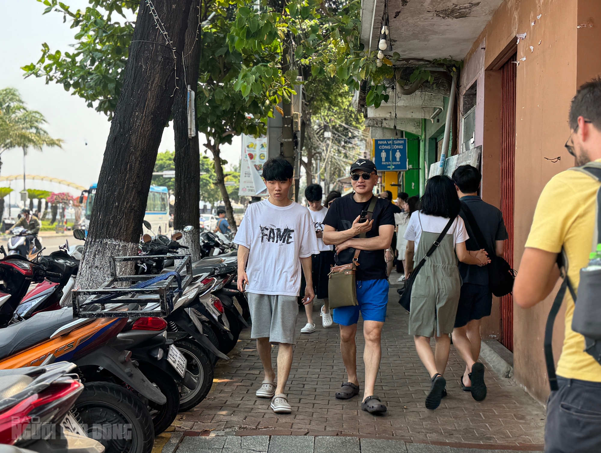 Vỉa h&egrave; Đ&agrave; Nẵng 2026: Nơi th&ocirc;ng tho&aacute;ng v&agrave; t&igrave;nh trạng lấn chiếm vẫn diễn ra - Ảnh 2.