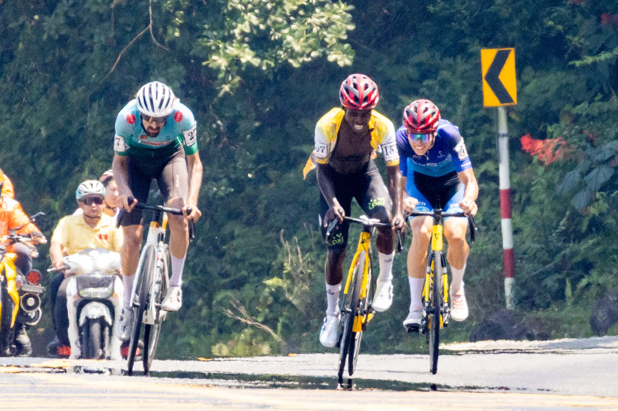 Căng thẳng tr&ecirc;n đ&egrave;o Hải V&acirc;n: &Aacute;o v&agrave;ng - xanh - chấm đỏ đổi chủ sau chặng 10 C&uacute;p truyền h&igrave;nh  - Ảnh 6.