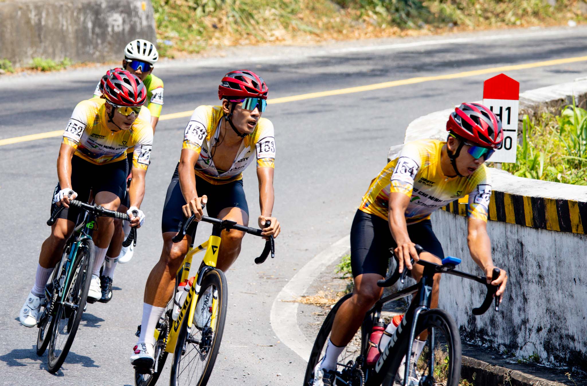 Căng thẳng tr&ecirc;n đ&egrave;o Hải V&acirc;n: &Aacute;o v&agrave;ng - xanh - chấm đỏ đổi chủ sau chặng 10 C&uacute;p truyền h&igrave;nh  - Ảnh 5.