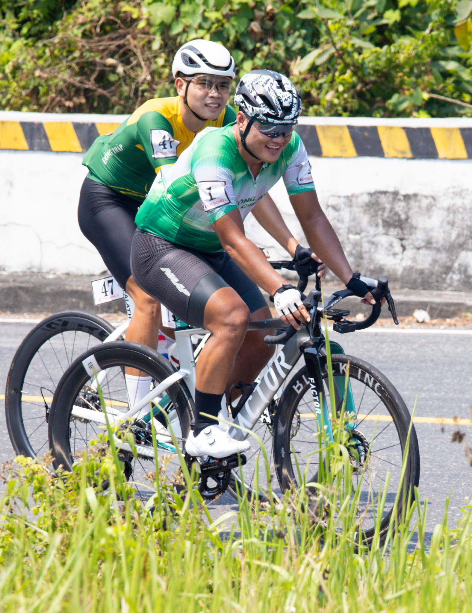 Căng thẳng tr&ecirc;n đ&egrave;o Hải V&acirc;n: &Aacute;o v&agrave;ng - xanh - chấm đỏ đổi chủ sau chặng 10 C&uacute;p truyền h&igrave;nh  - Ảnh 2.