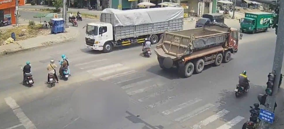 Tai nạn xe ben tông xe máy trên Quốc lộ 13 , cô gái tử vong tại chỗ - Ảnh 1.