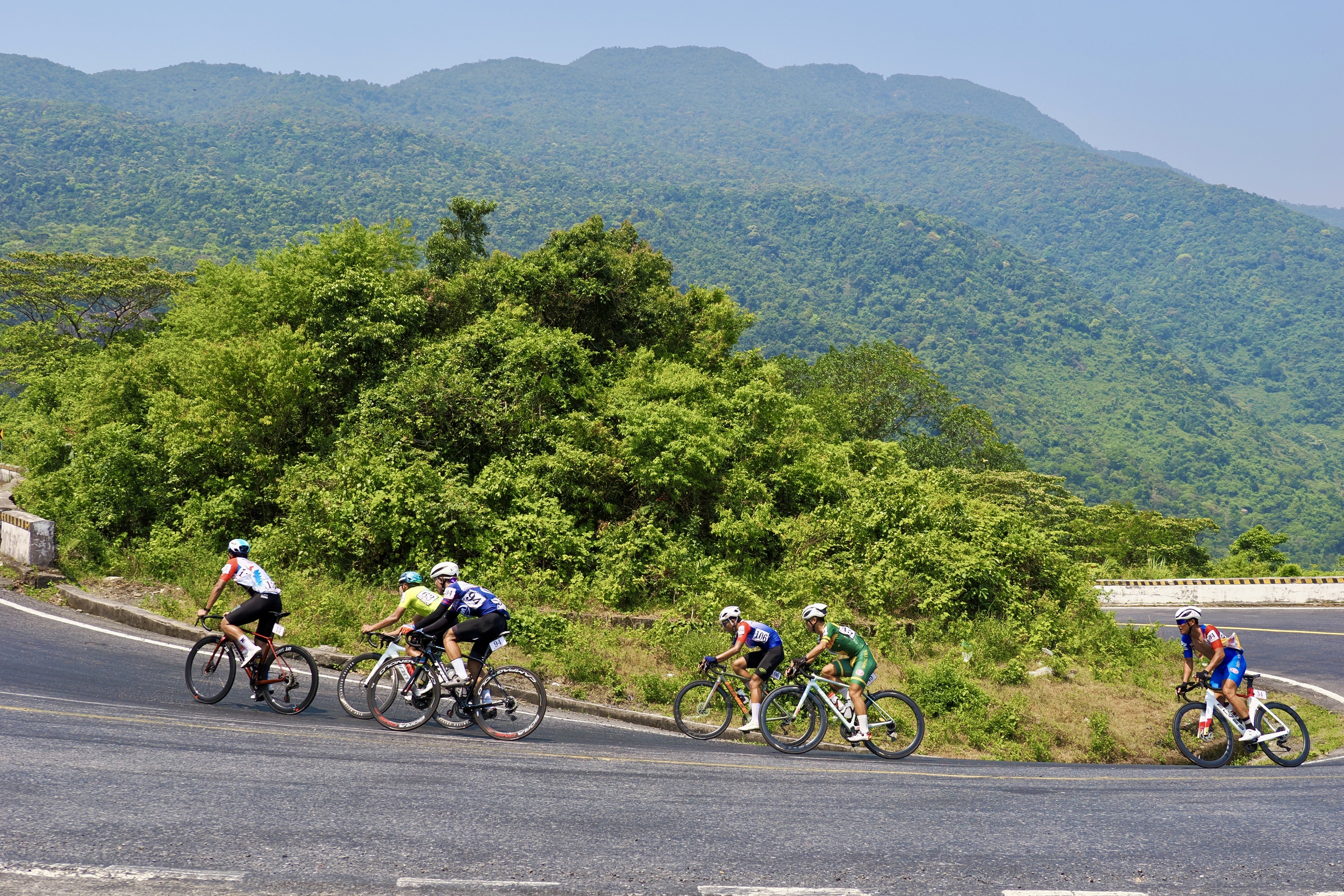 Căng thẳng tr&ecirc;n đ&egrave;o Hải V&acirc;n: &Aacute;o v&agrave;ng - xanh - chấm đỏ đổi chủ sau chặng 10 C&uacute;p truyền h&igrave;nh  - Ảnh 4.