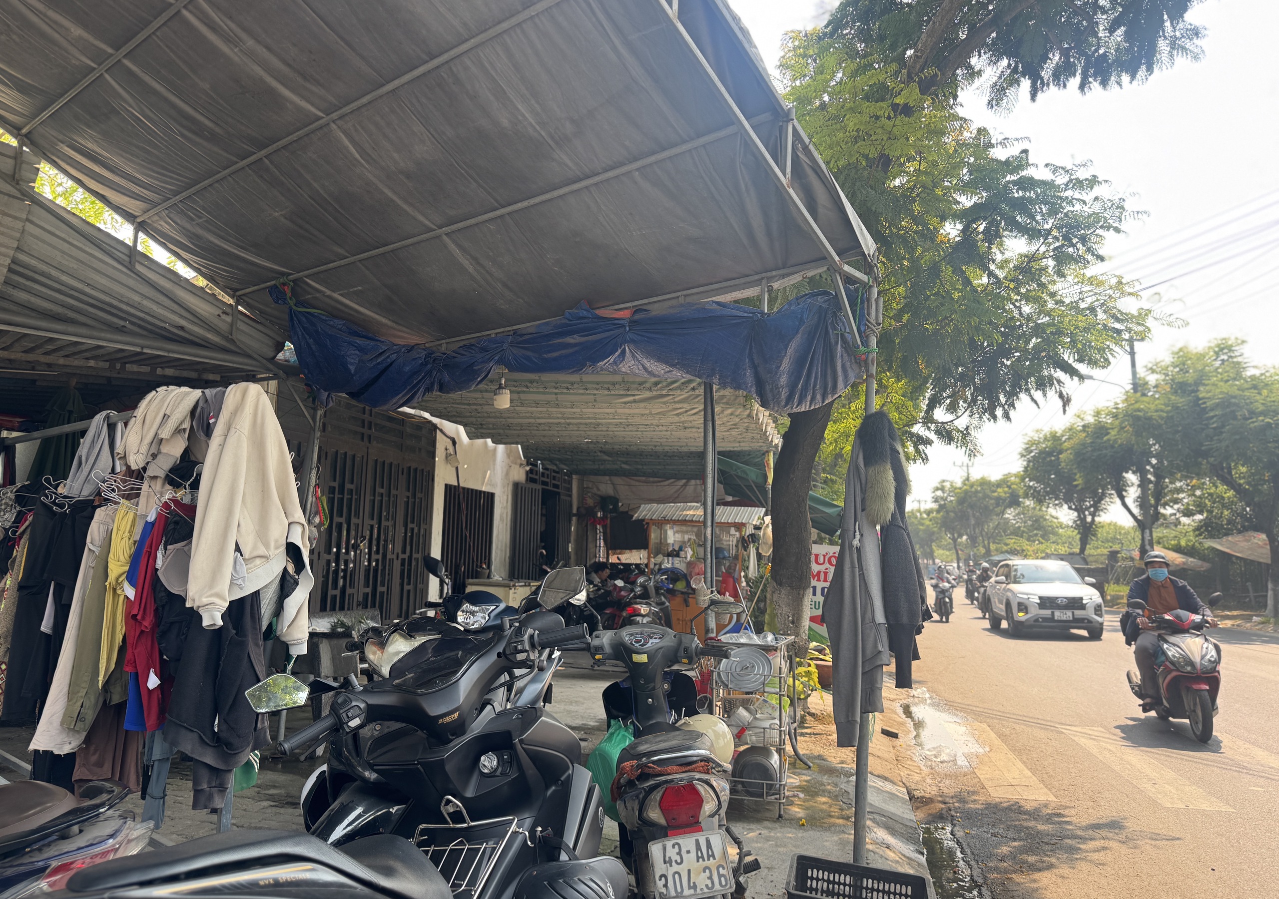 Vỉa h&egrave; Đ&agrave; Nẵng sau nửa th&aacute;ng ra qu&acirc;n: Nơi th&ocirc;ng tho&aacute;ng, chỗ vẫn ngổn ngang - Ảnh 1.