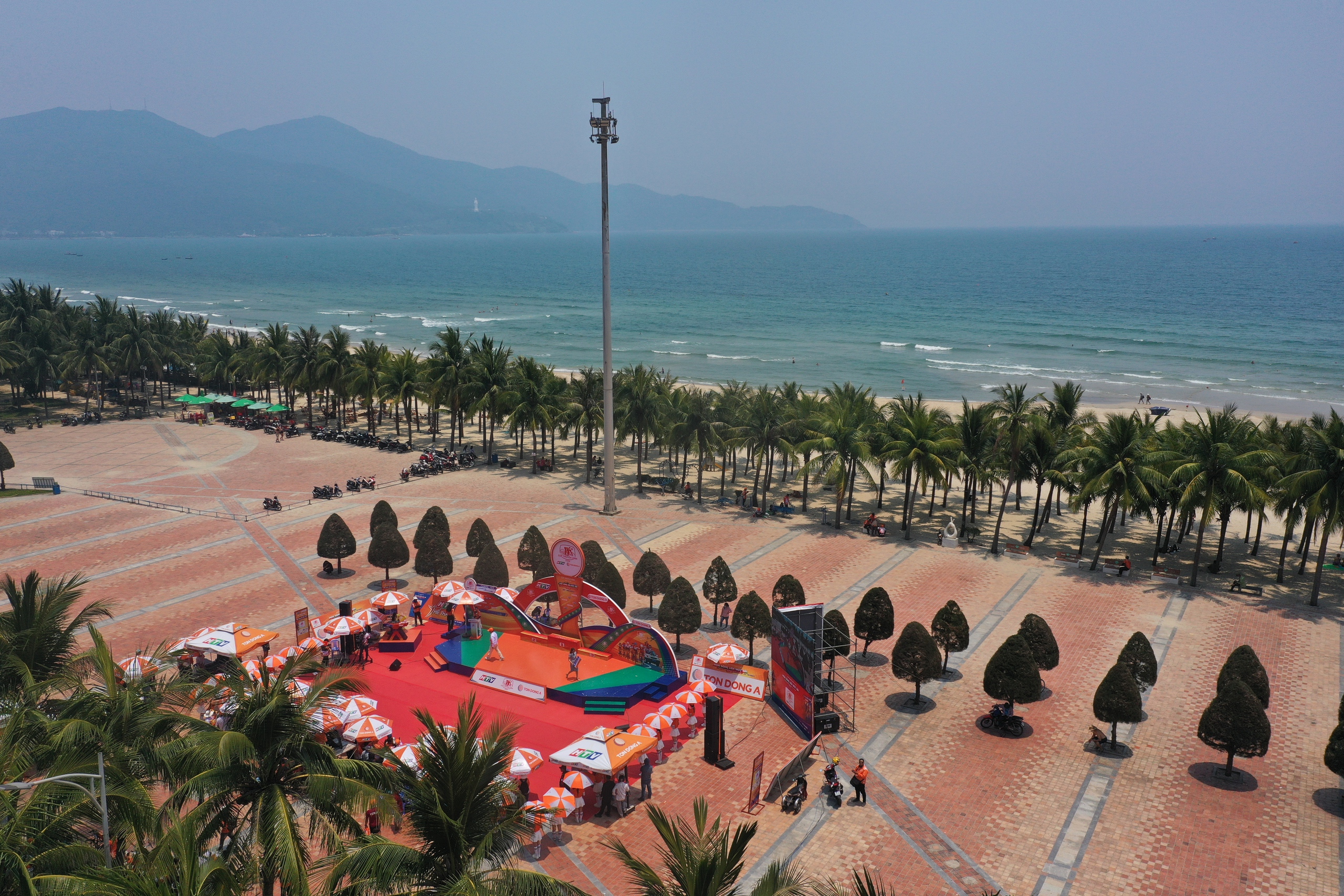 Căng thẳng tr&ecirc;n đ&egrave;o Hải V&acirc;n: &Aacute;o v&agrave;ng - xanh - chấm đỏ đổi chủ sau chặng 10 C&uacute;p truyền h&igrave;nh  - Ảnh 3.