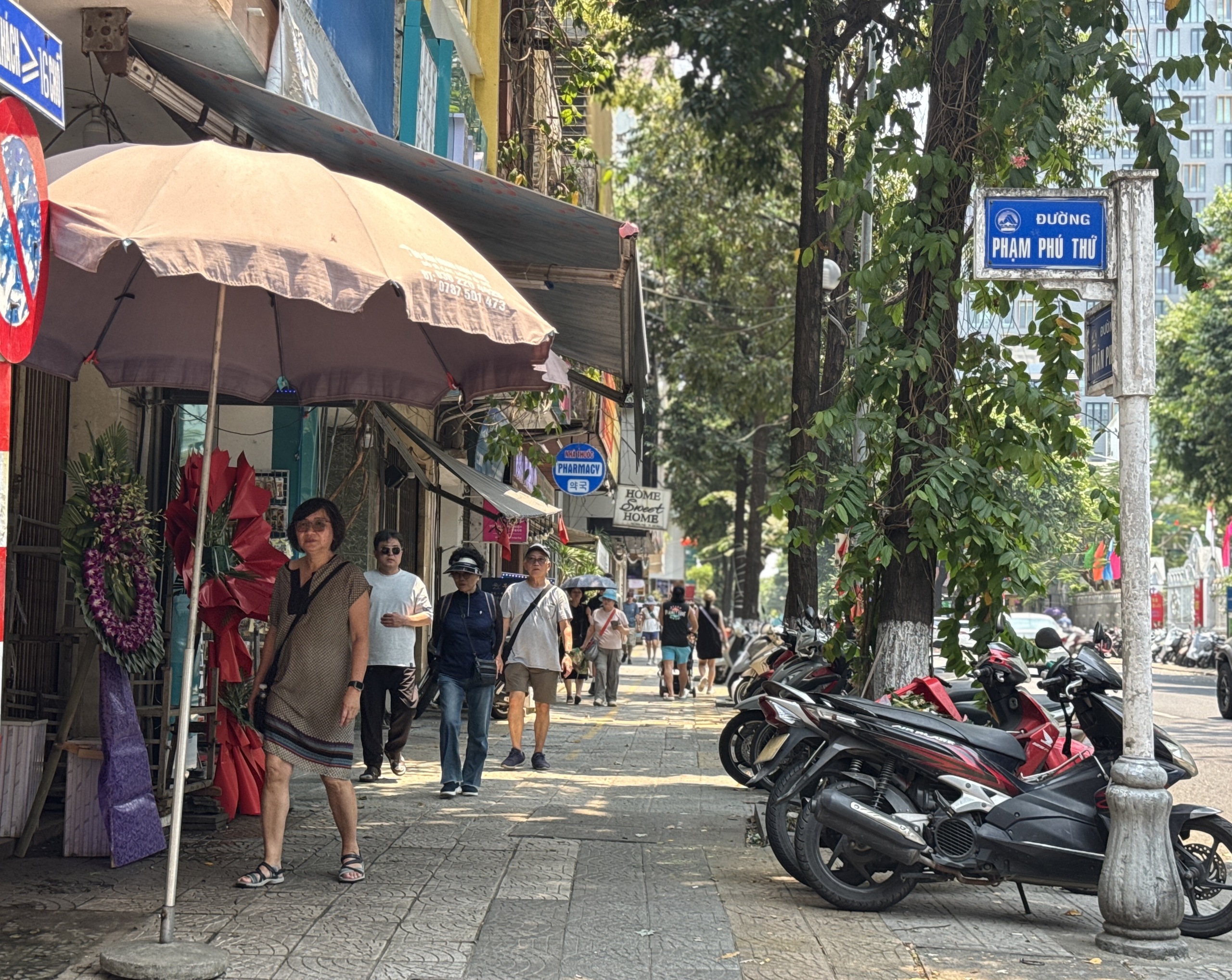 Vỉa h&egrave; Đ&agrave; Nẵng 2026: Nơi th&ocirc;ng tho&aacute;ng v&agrave; t&igrave;nh trạng lấn chiếm vẫn diễn ra - Ảnh 5.