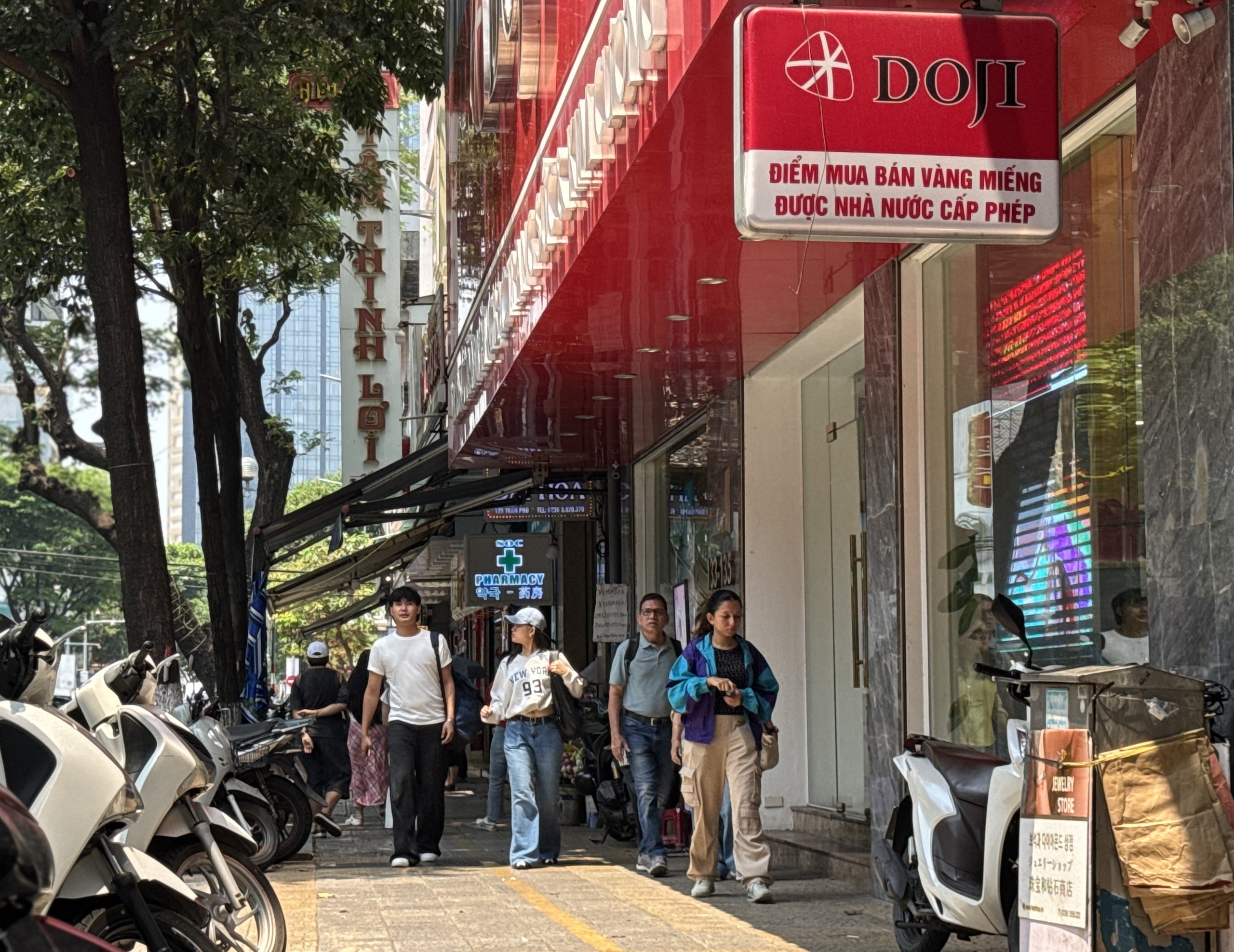 Vỉa h&egrave; Đ&agrave; Nẵng 2026: Nơi th&ocirc;ng tho&aacute;ng v&agrave; t&igrave;nh trạng lấn chiếm vẫn diễn ra - Ảnh 4.