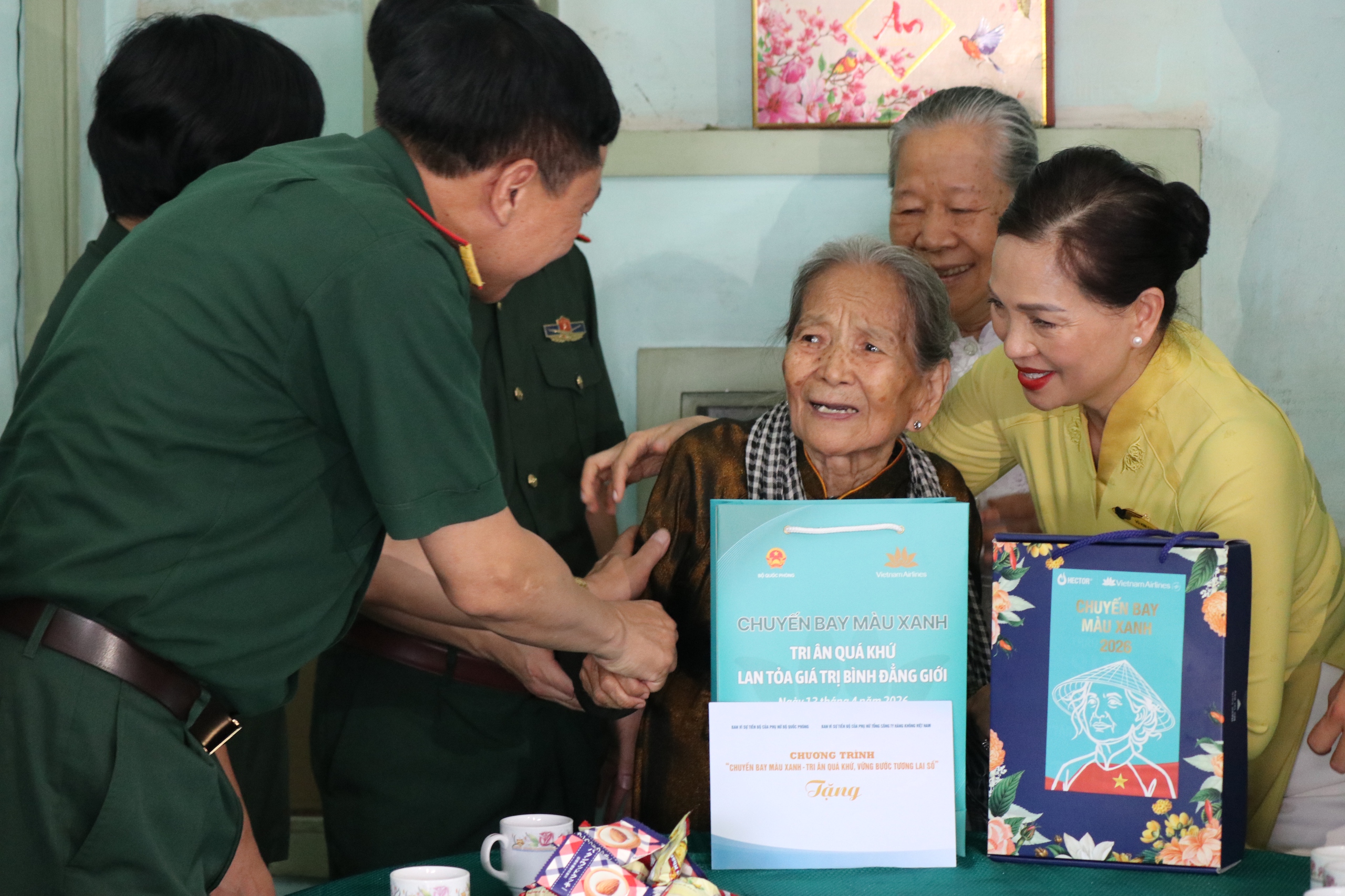 “Chuyến bay màu xanh”: Thăm, tặng quà người có công với cách mạng tại TPHCM - Ảnh 7.