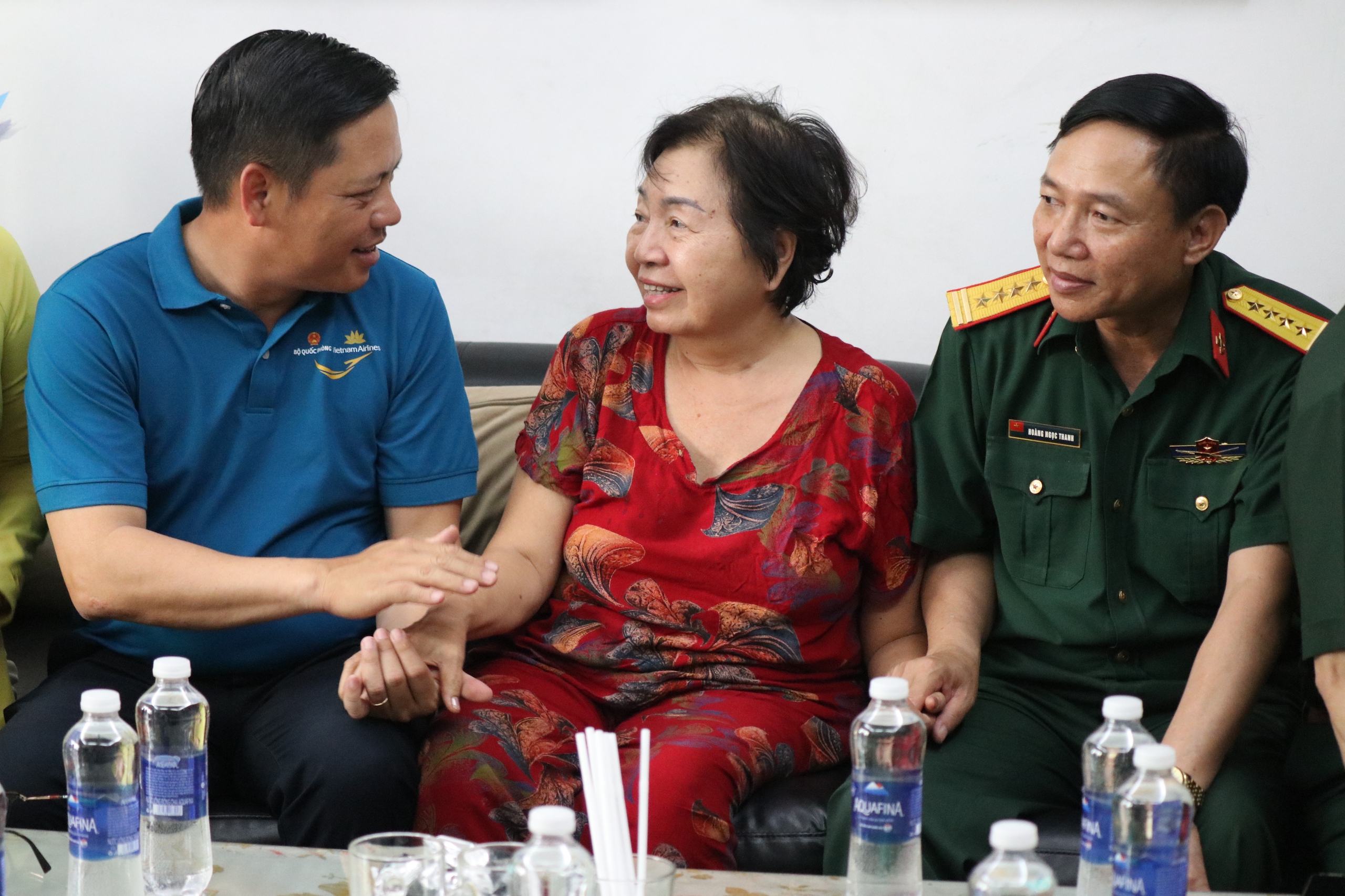 “Chuyến bay màu xanh”: Thăm, tặng quà người có công với cách mạng tại TPHCM - Ảnh 4.