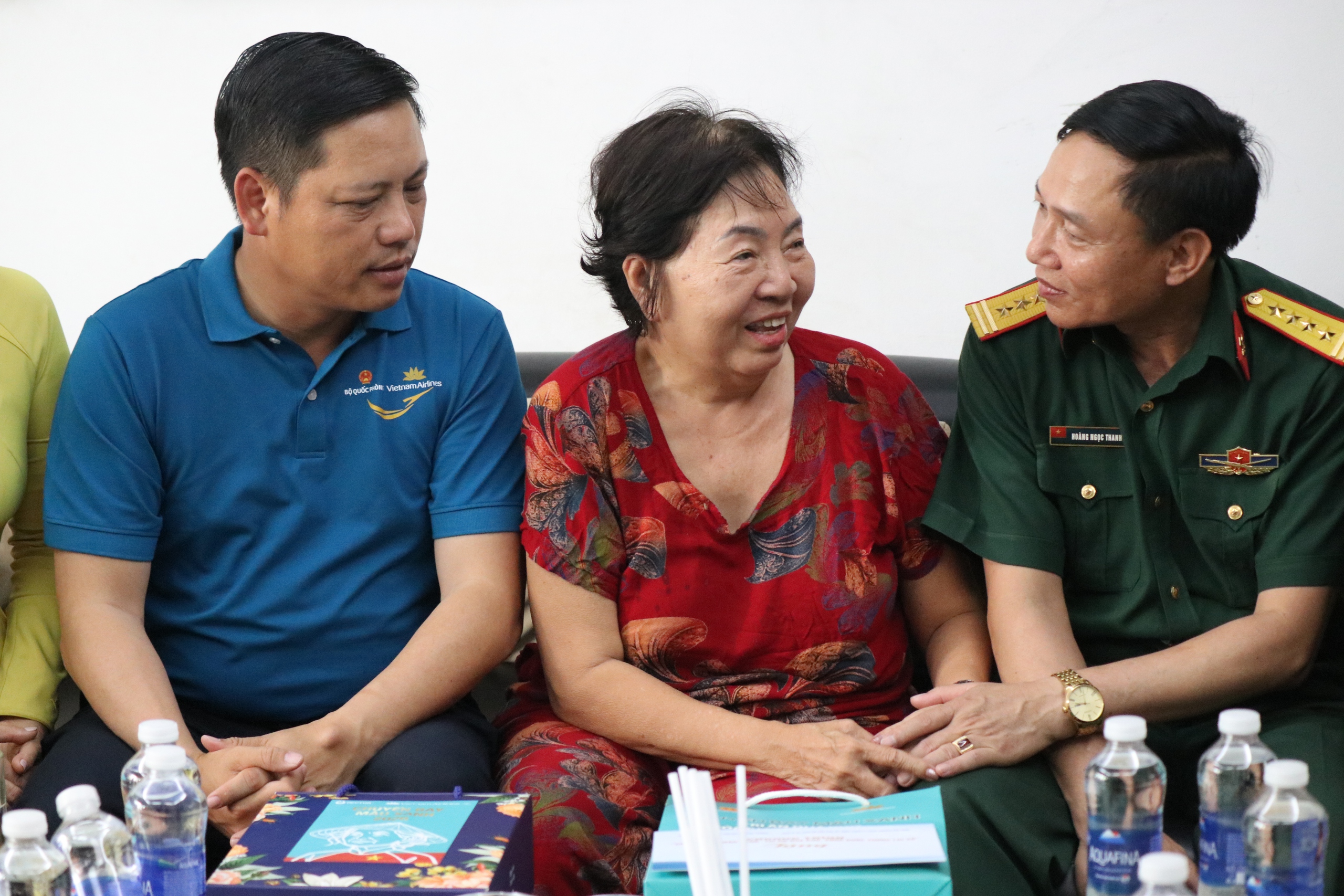 “Chuyến bay màu xanh”: Thăm, tặng quà người có công với cách mạng tại TPHCM - Ảnh 6.