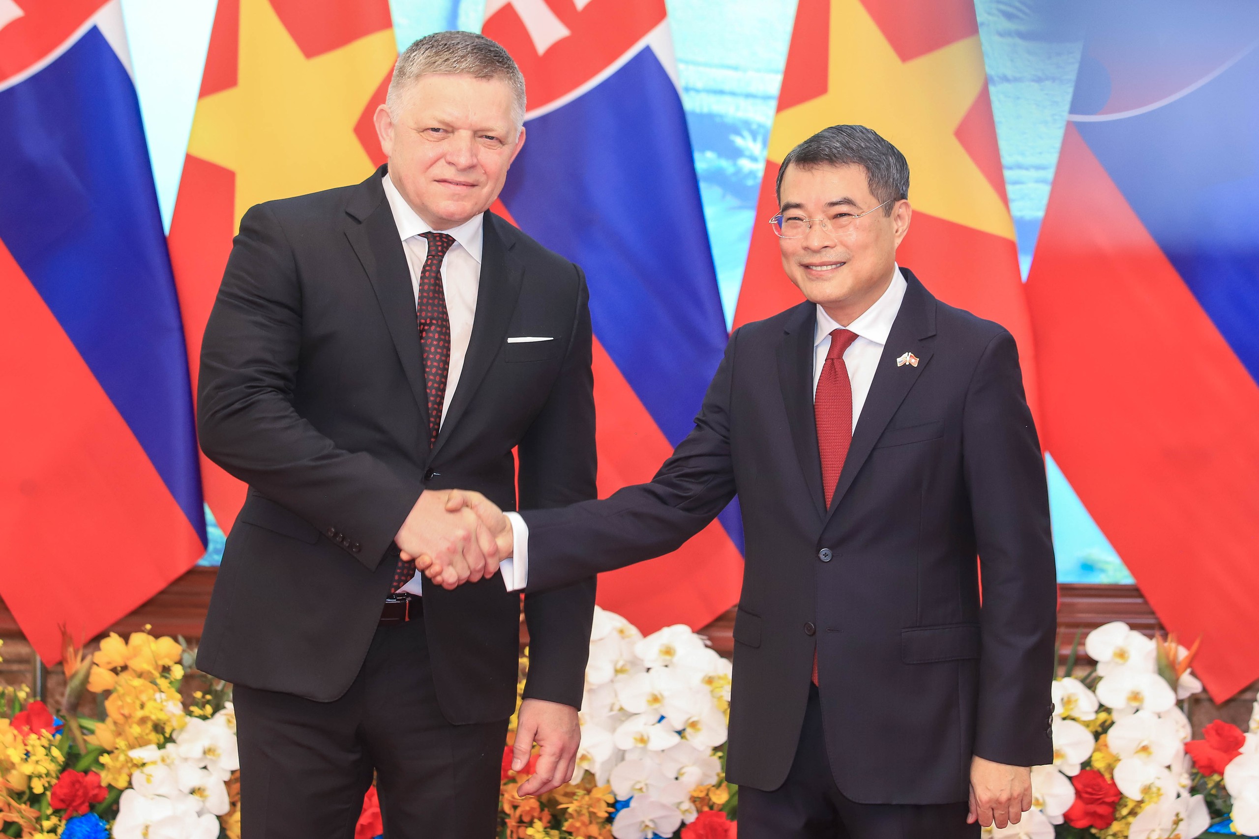 Thủ tướng Lê Minh Hưng chủ trì Lễ đón Thủ tướng Slovakia thăm Việt Nam - Ảnh 1.