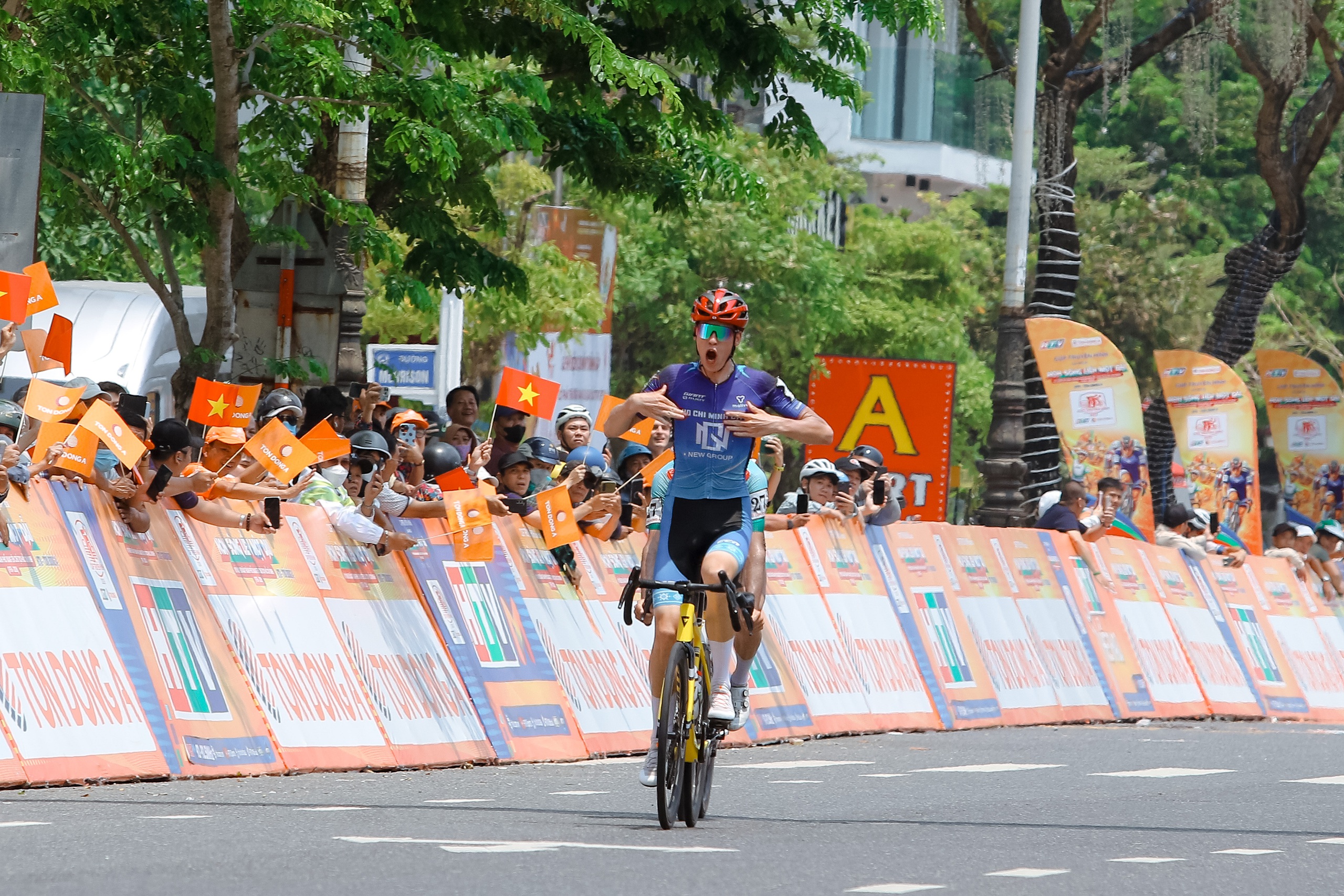 Căng thẳng tr&ecirc;n đ&egrave;o Hải V&acirc;n: &Aacute;o v&agrave;ng - xanh - chấm đỏ đổi chủ sau chặng 10 C&uacute;p truyền h&igrave;nh  - Ảnh 7.