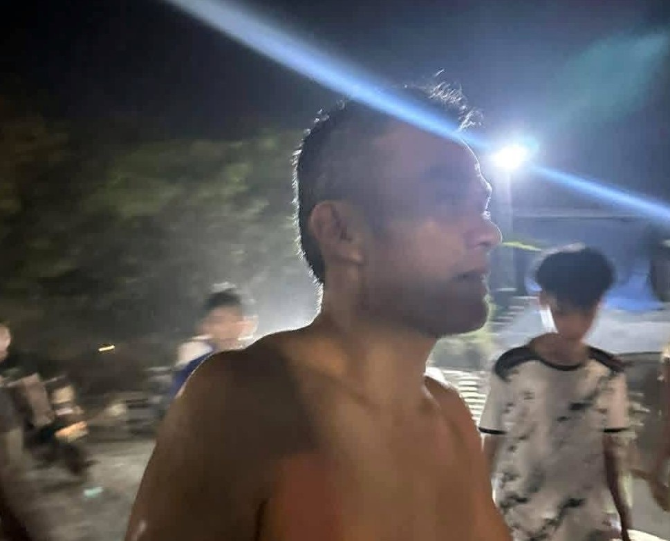 Người đàn ông lao xuống sông cứu sống người mẹ ôm con nhỏ nhảy cầu tự tử - Ảnh 1.