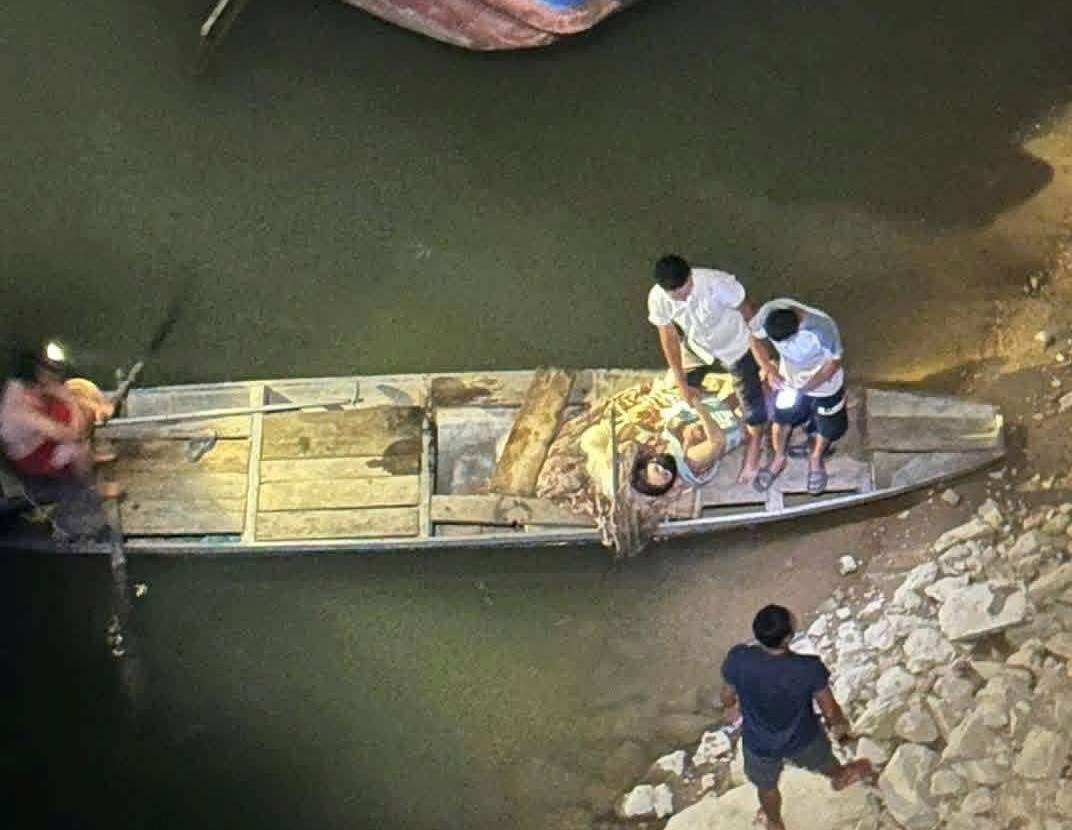 Người đàn ông lao xuống sông cứu sống người mẹ ôm con nhỏ nhảy cầu tự tử - Ảnh 2.