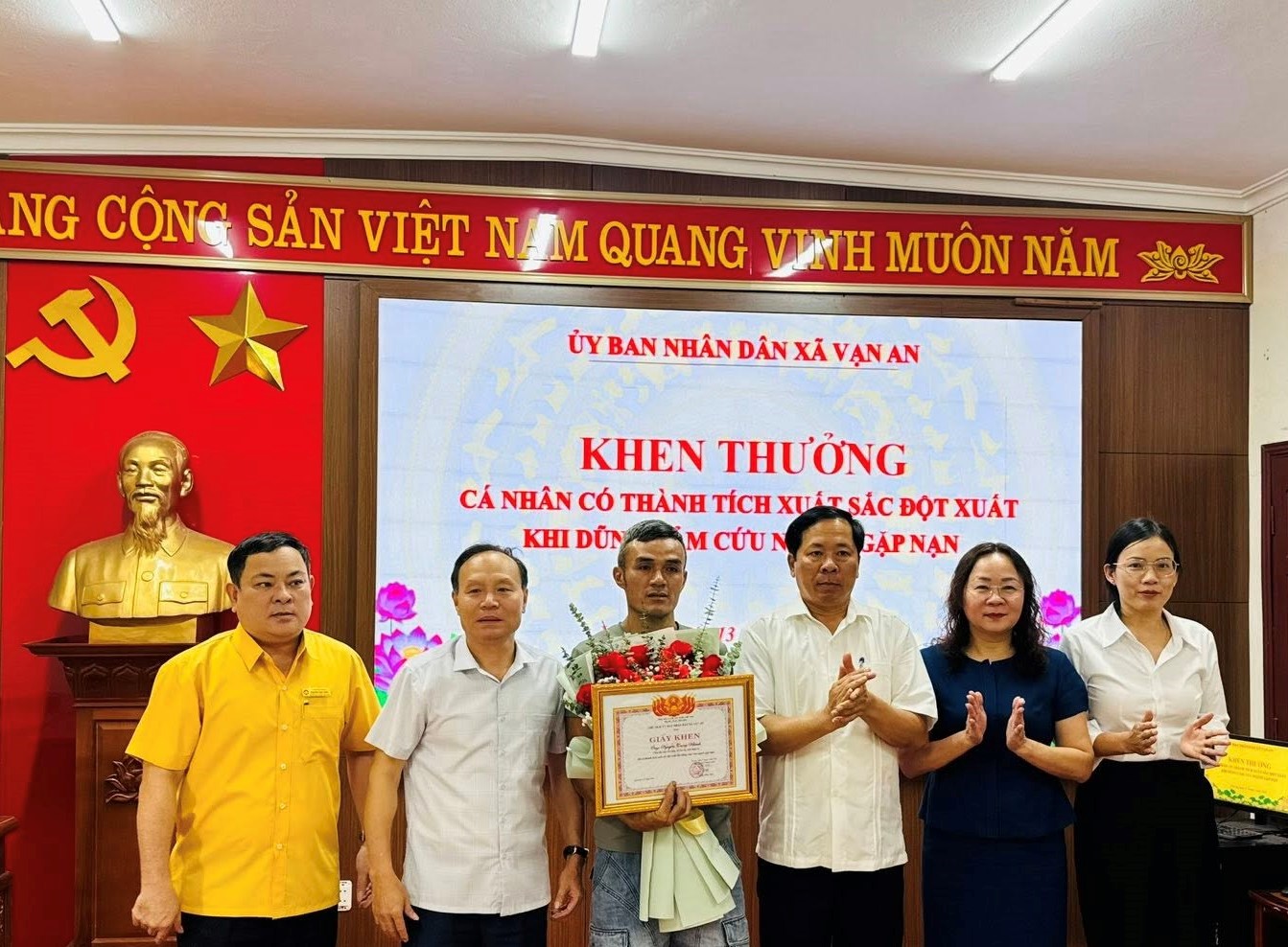 Người đàn ông cứu sống người mẹ ôm con nhảy cầu tự tử: Bị thương vẫn cố gắng cứu người - Ảnh 1.