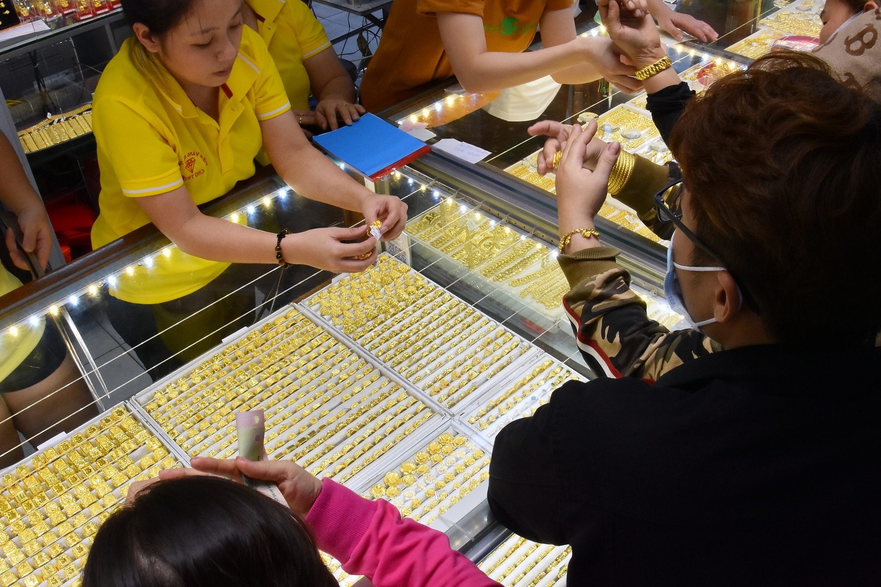 Giá vàng hôm nay, 14-4: Bật tăng mạnh mẽ - Ảnh 1. Giá vàng hôm nay, 14-4: Bật tăng mạnh mẽ - Ảnh 1.